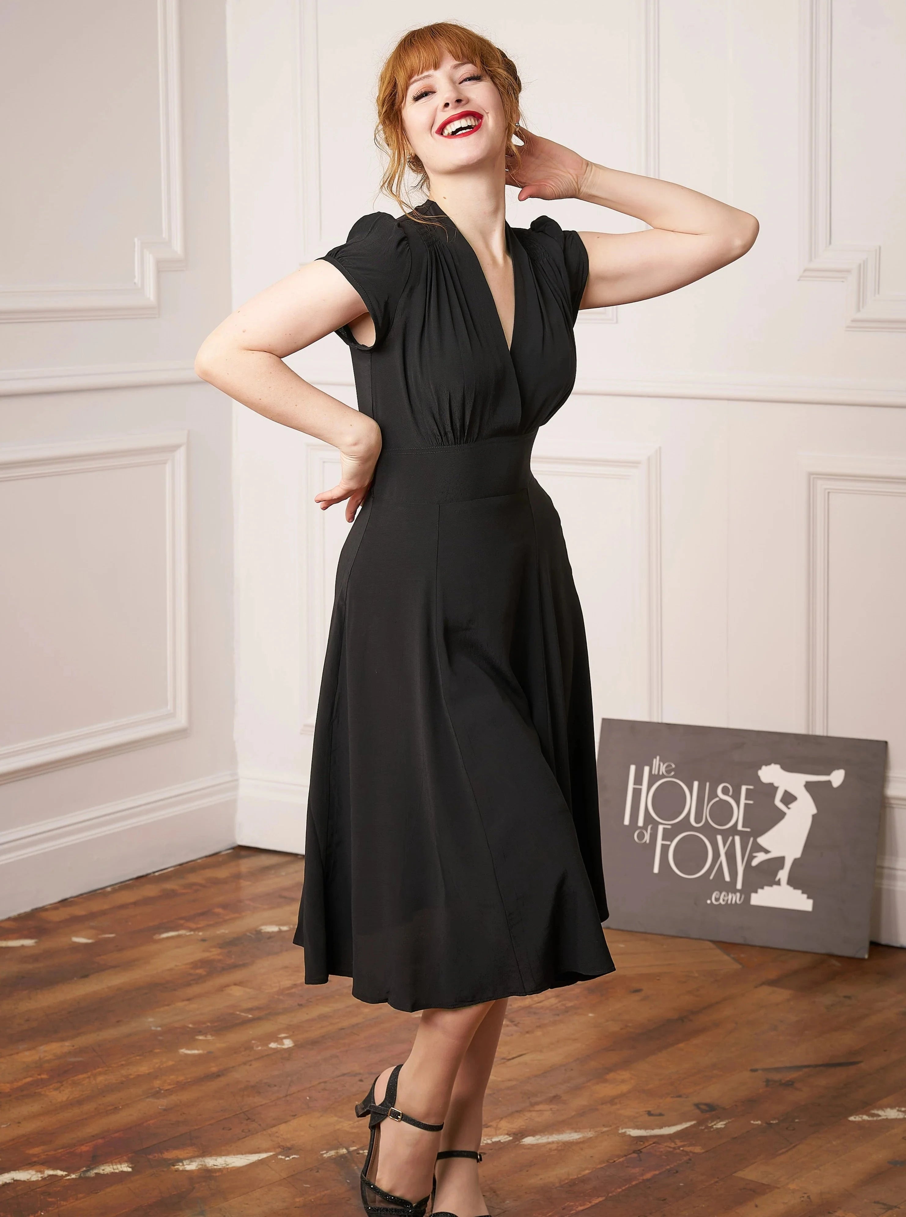 Ava - Klassisk A-form kjole i sort aline kjole House of Foxy 
