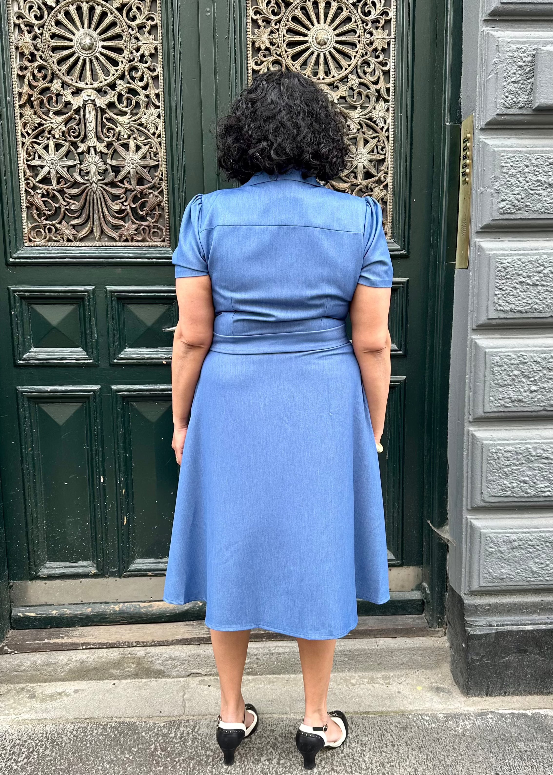 Betty kortærmet skjortekjole i denimblå Kjoler Daisy Dapper 