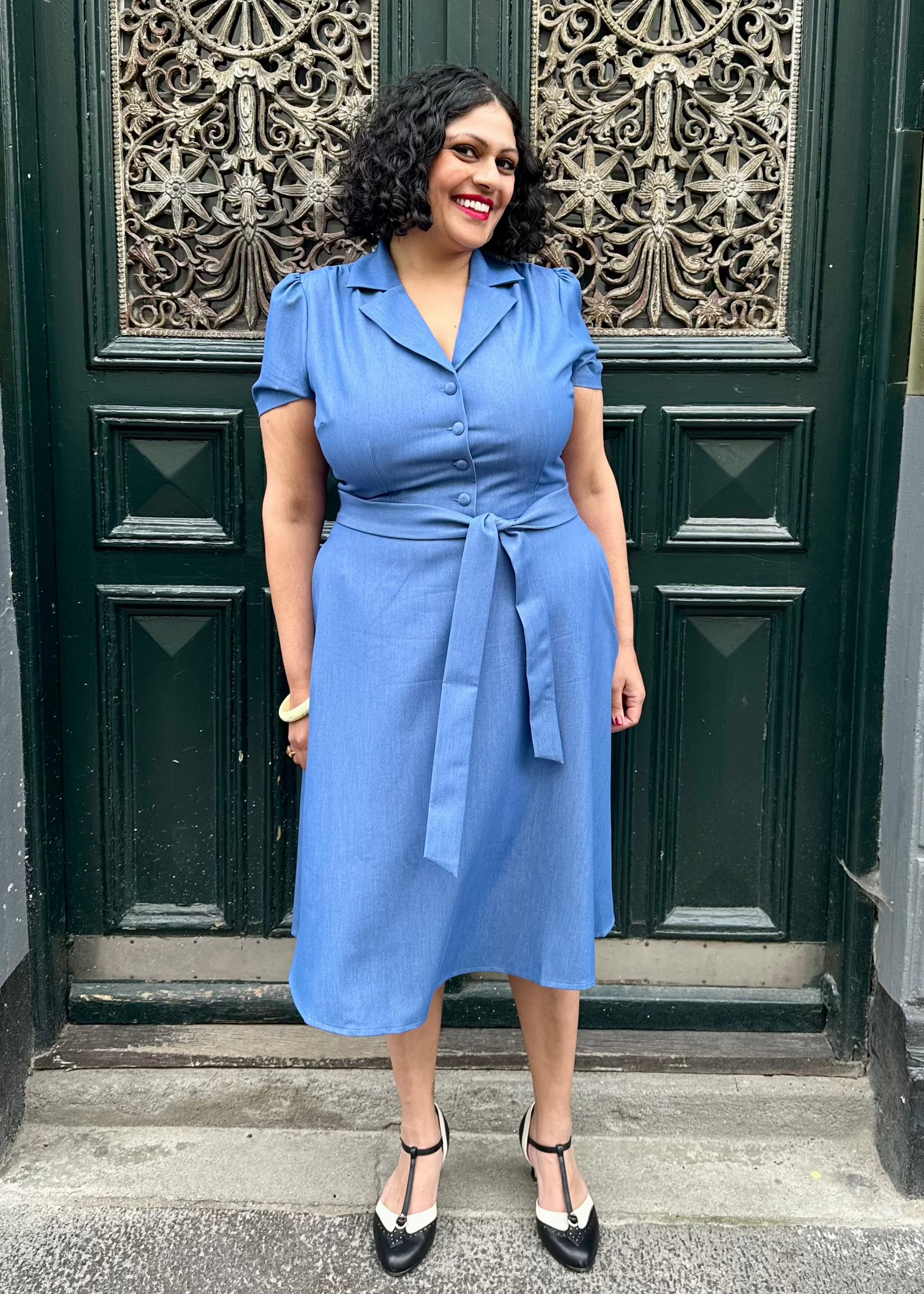 Betty kortærmet skjortekjole i denimblå Kjoler Daisy Dapper 