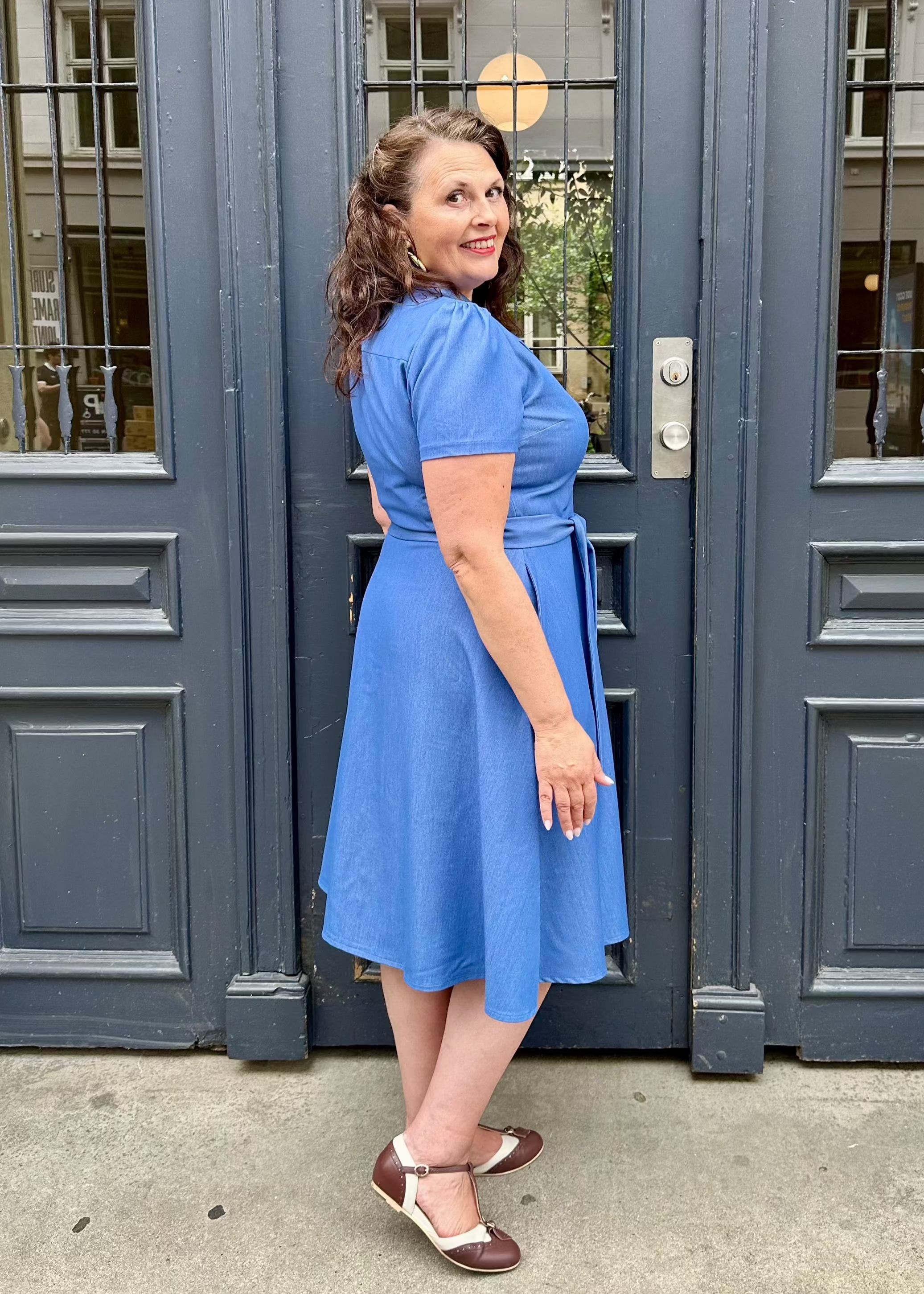 Betty kortærmet skjortekjole i mørk denimblå Kjoler Daisy Dapper 