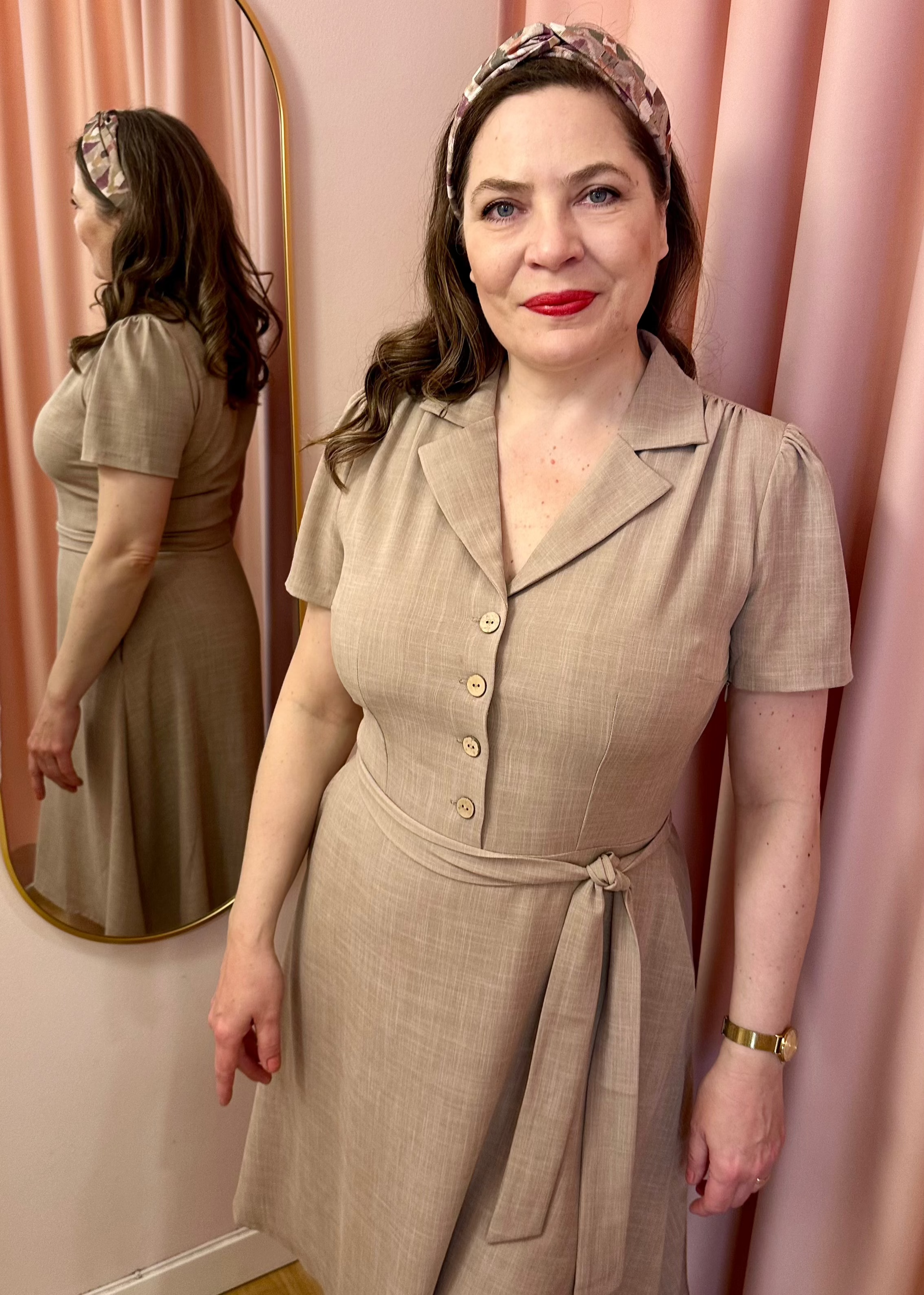 Betty kortærmet skjortekjole i sand beige Kjoler Daisy Dapper 