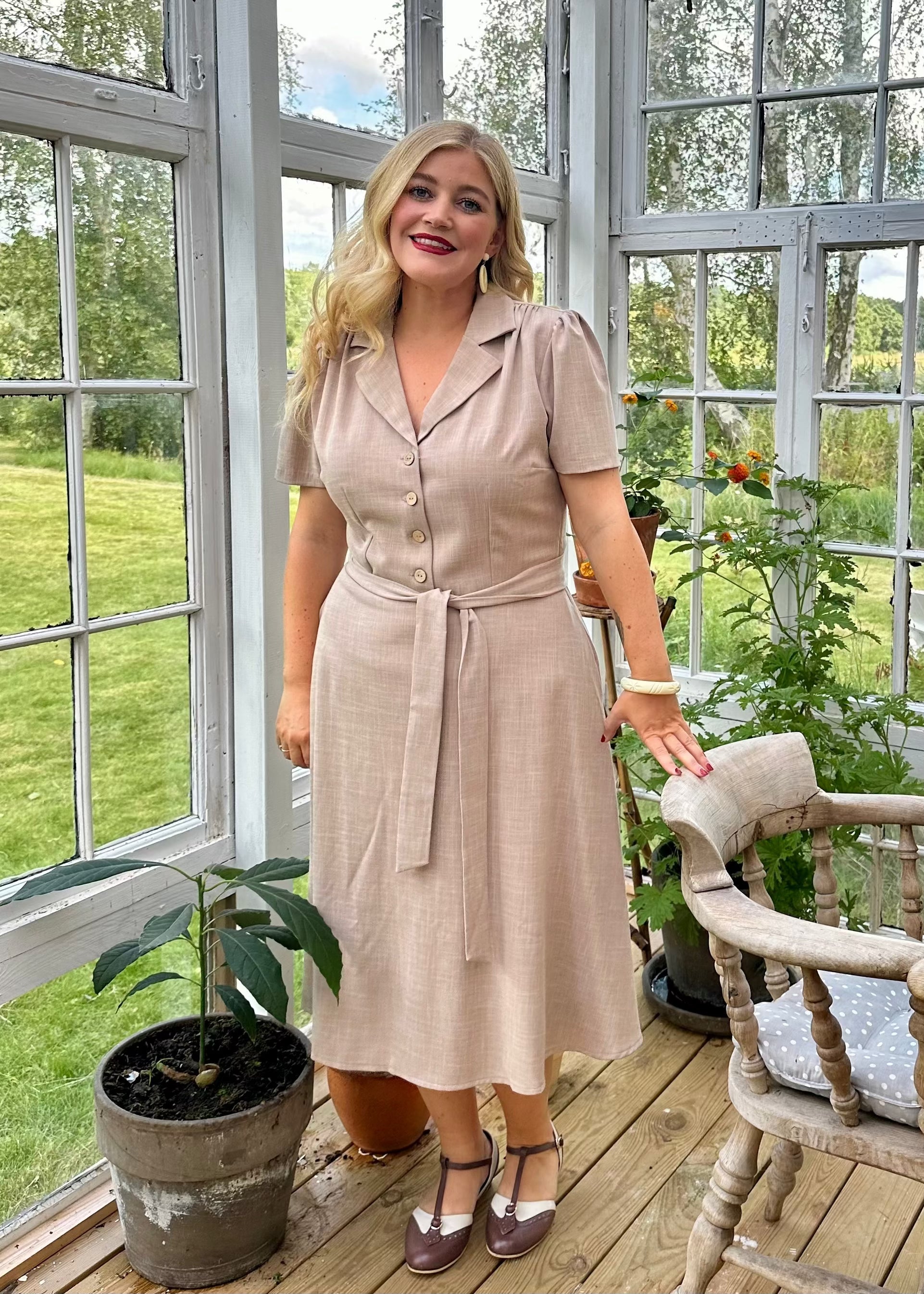 Betty kortærmet skjortekjole i sand beige Kjoler Daisy Dapper 