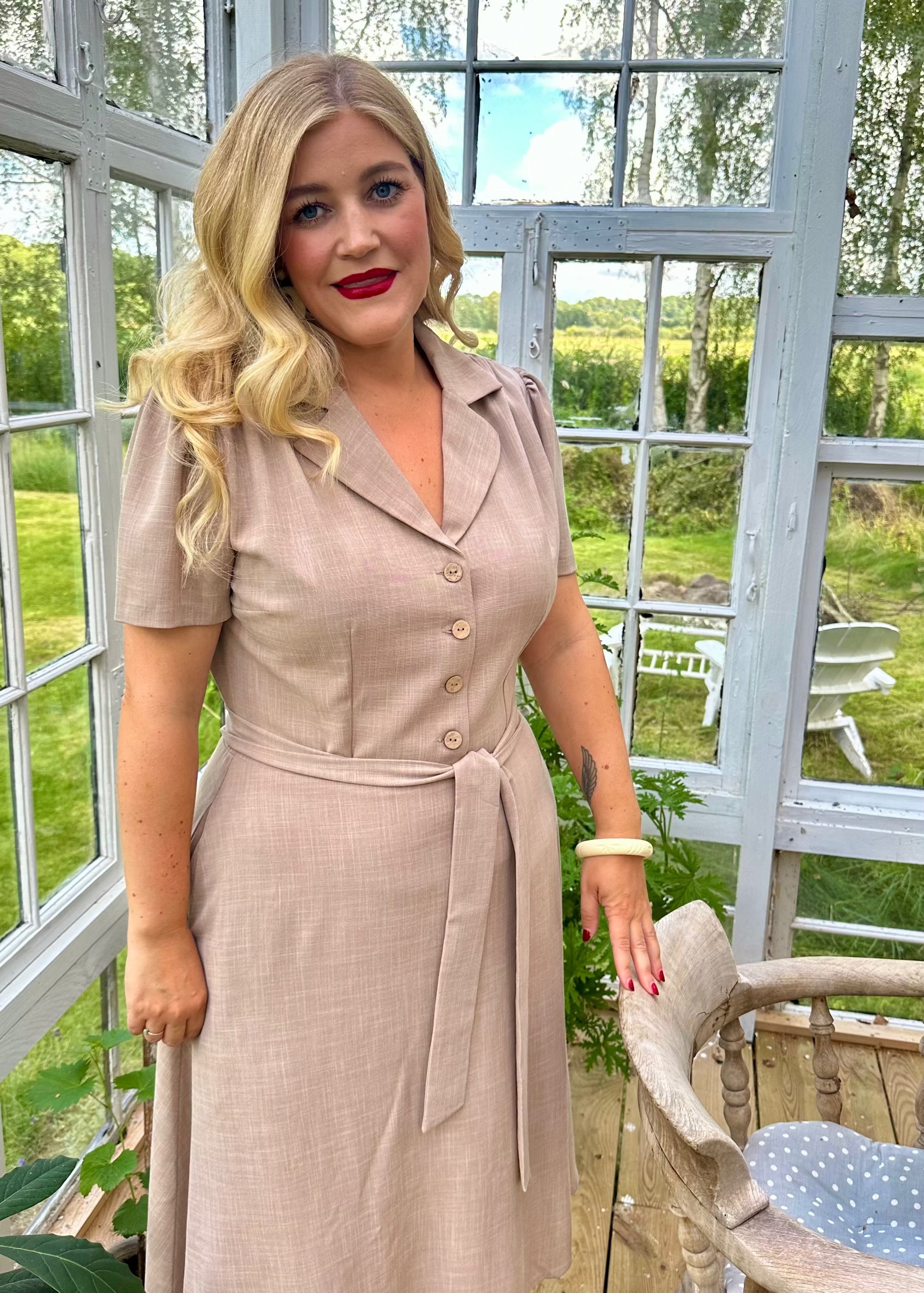 Betty kortærmet skjortekjole i sand beige Kjoler Daisy Dapper 