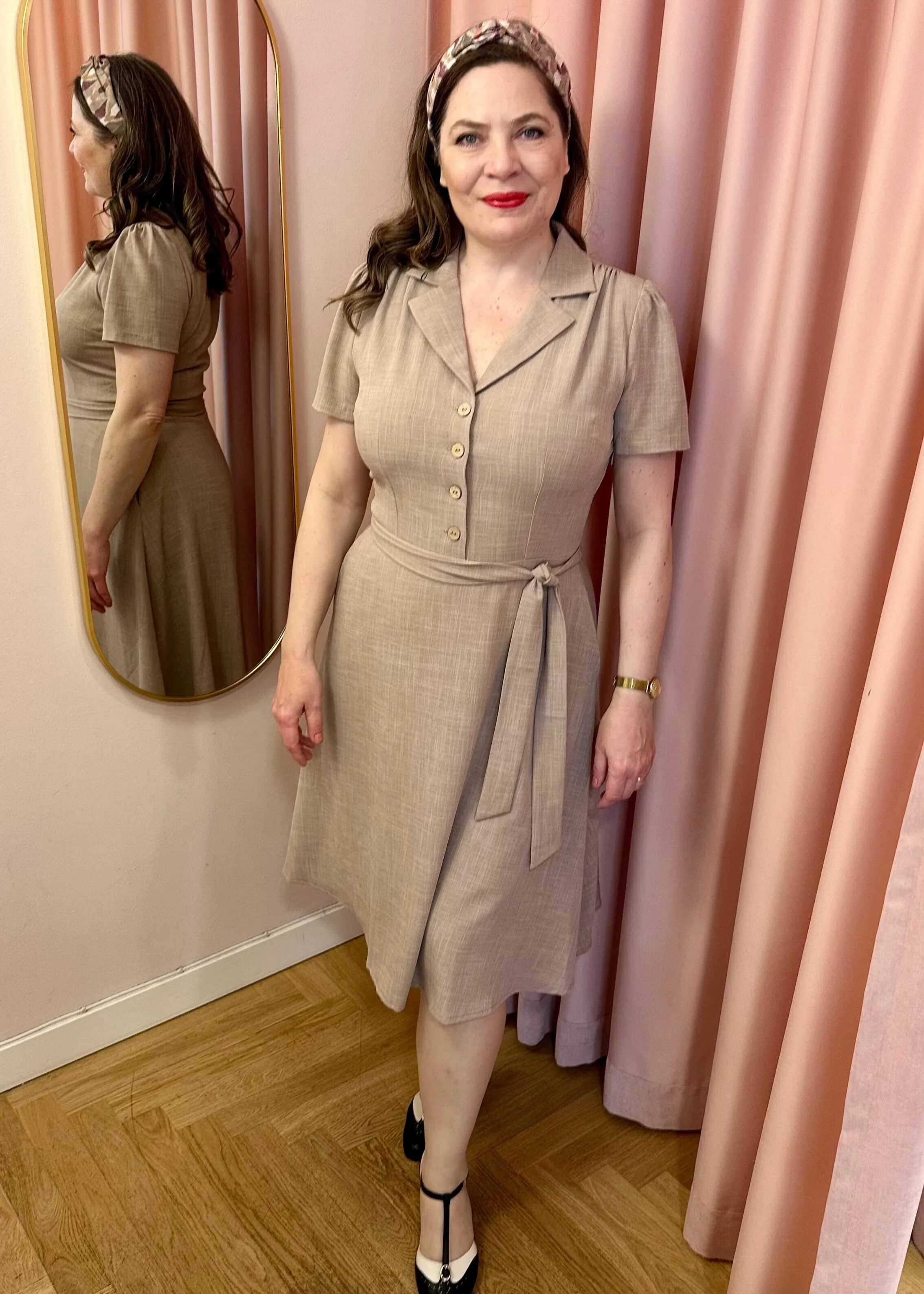 Betty kortærmet skjortekjole i sand beige Kjoler Daisy Dapper 