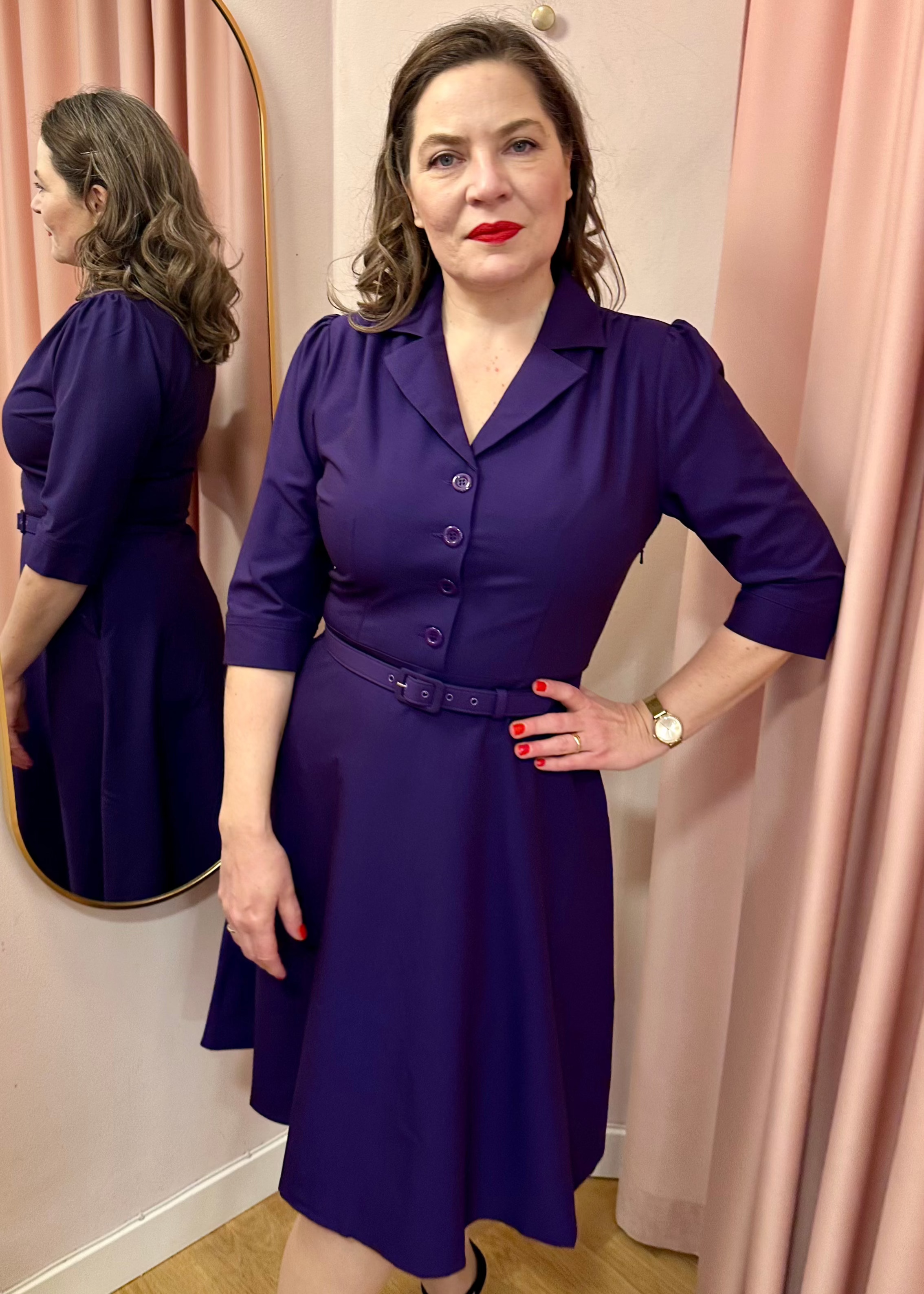 Betty skjortekjole med 3/4 ærmer i lilla skjortekjole Daisy Dapper 