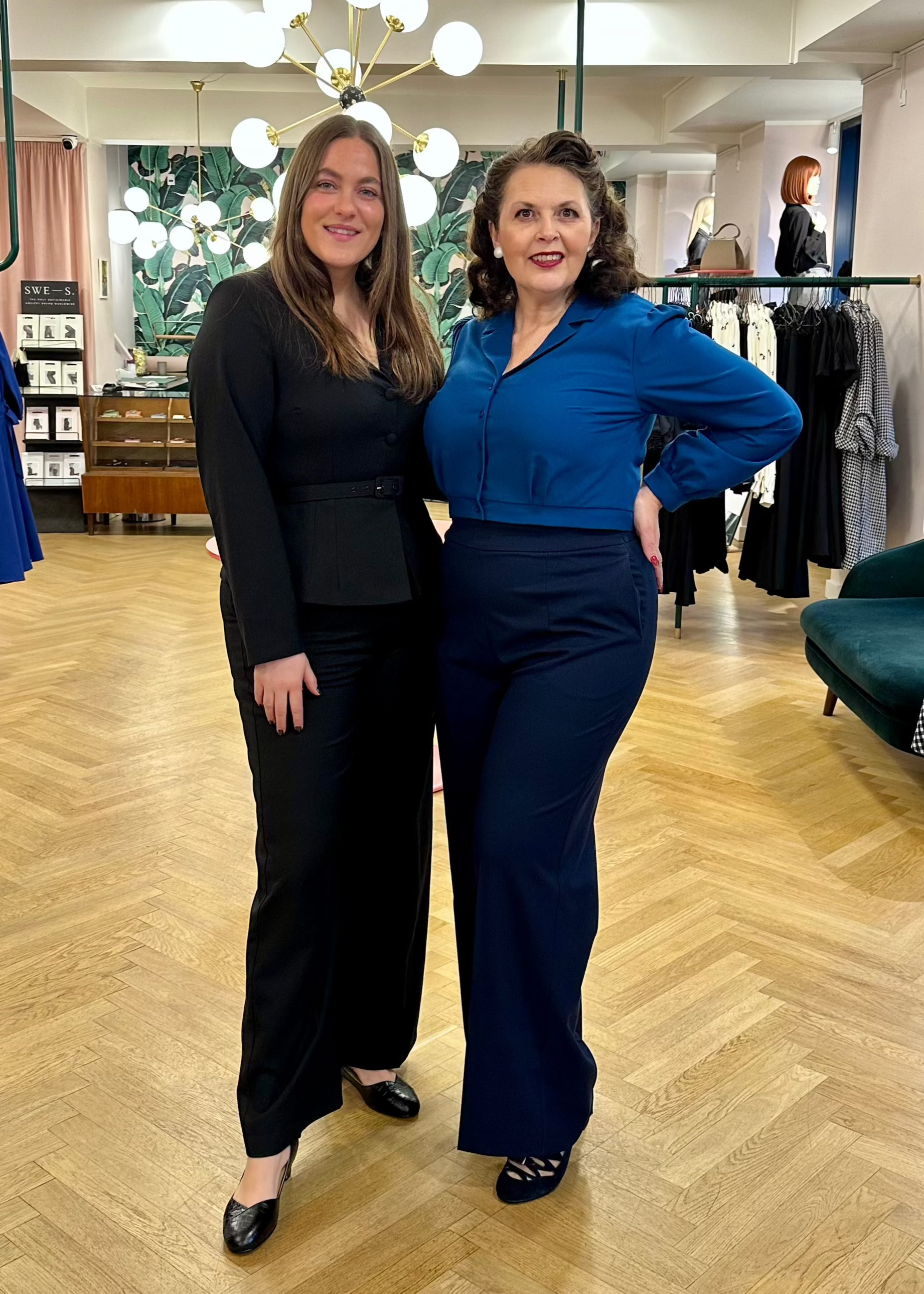 Billie højtaljede bukser i navy blå bukser Daisy Dapper 