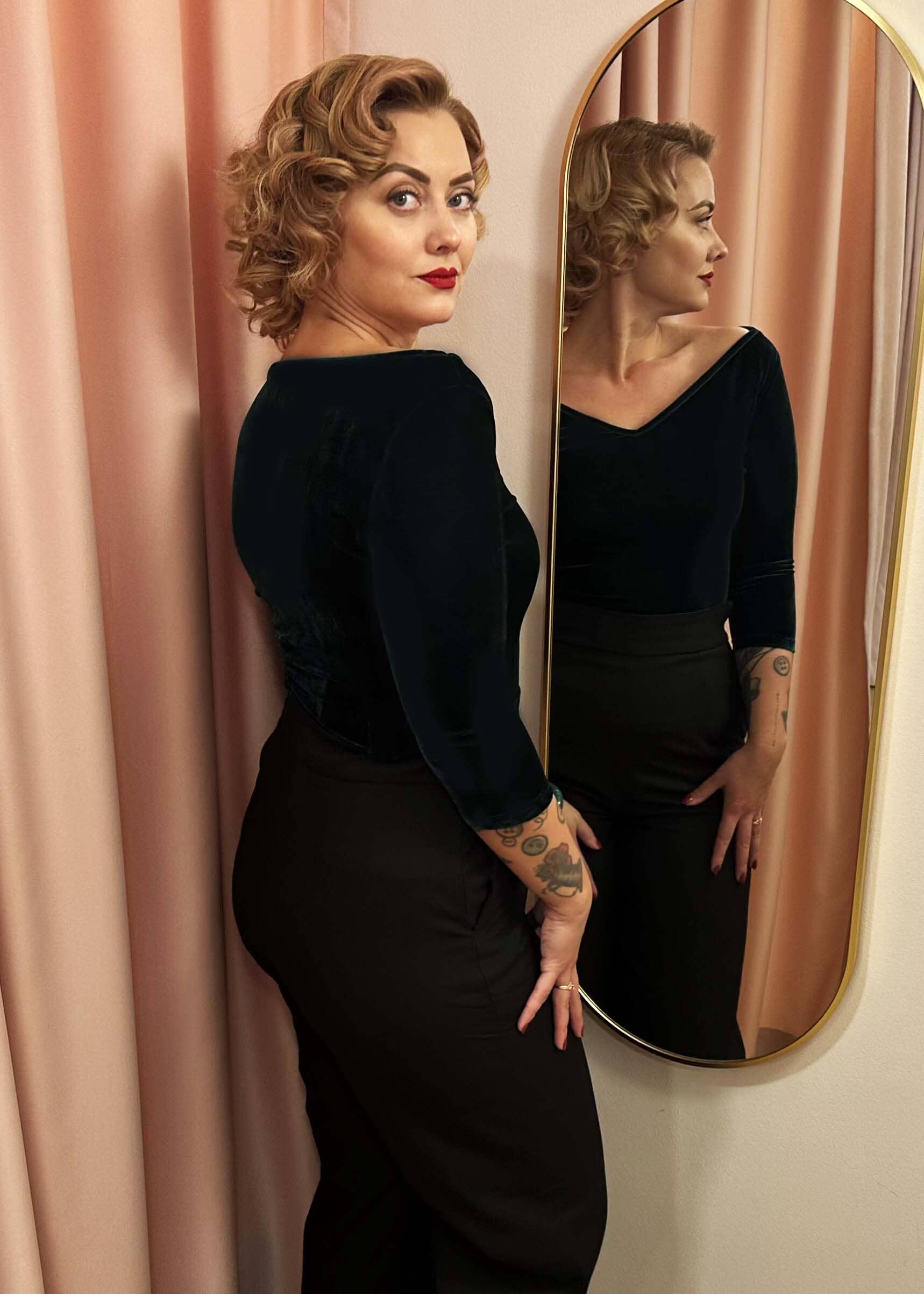 Boatneck vendbar top i sort velour jersey top Daisy Dapper 