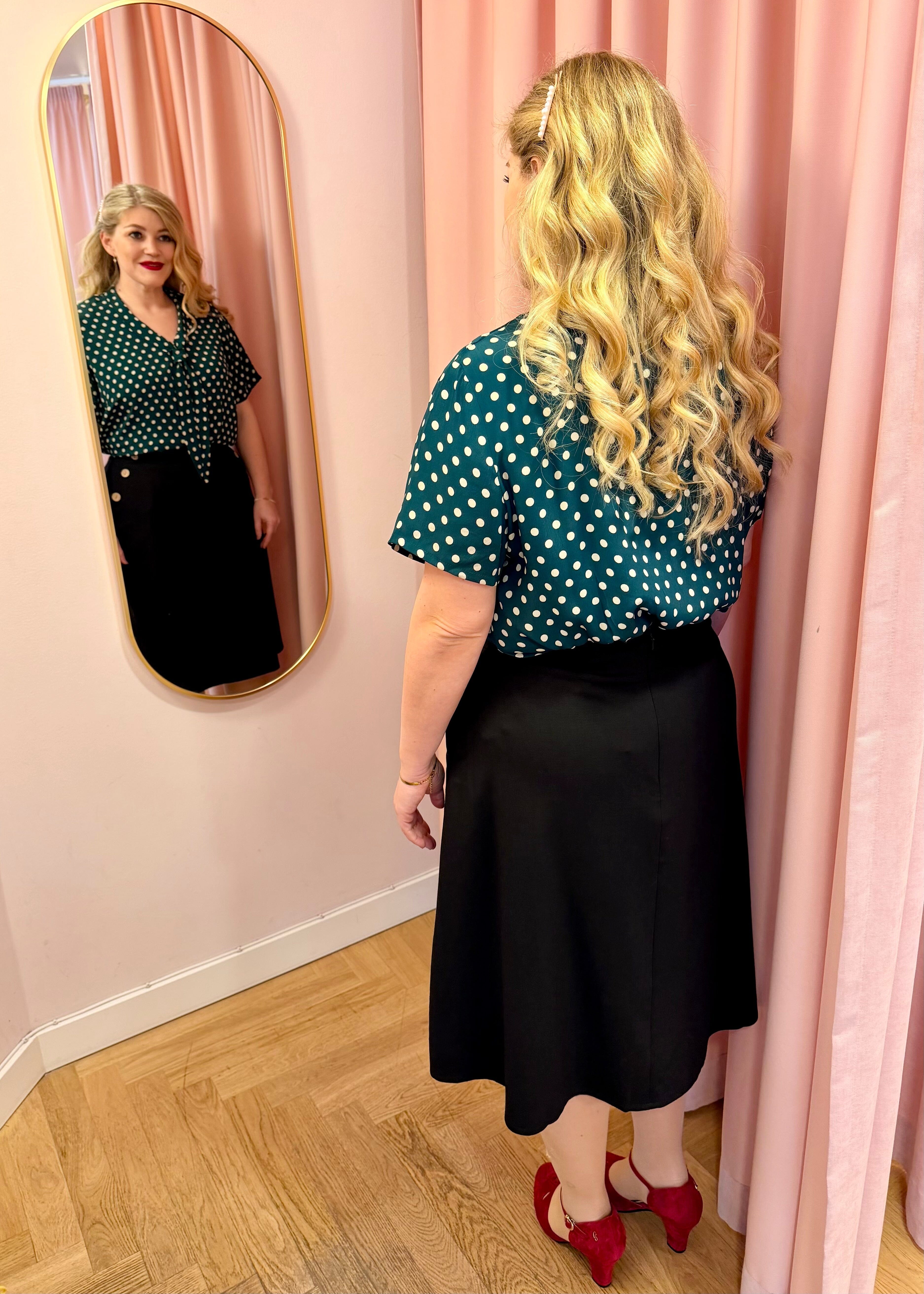 Bonnie kortærmet skjorte - grøn med prikker kortærmet skjorte Seamstress Of Bloomsbury 