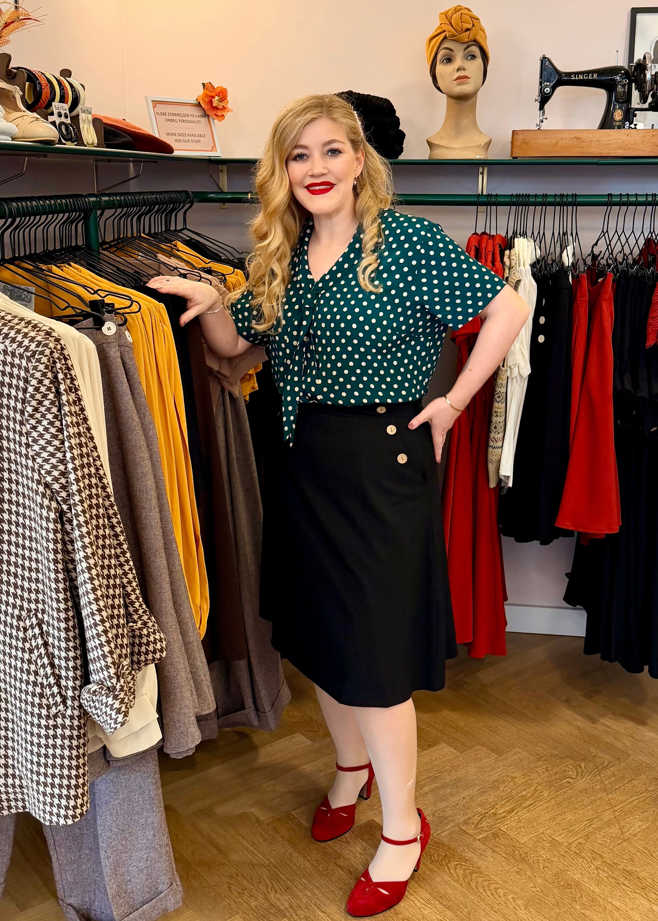 Bonnie kortærmet skjorte - grøn med prikker kortærmet skjorte Seamstress Of Bloomsbury 