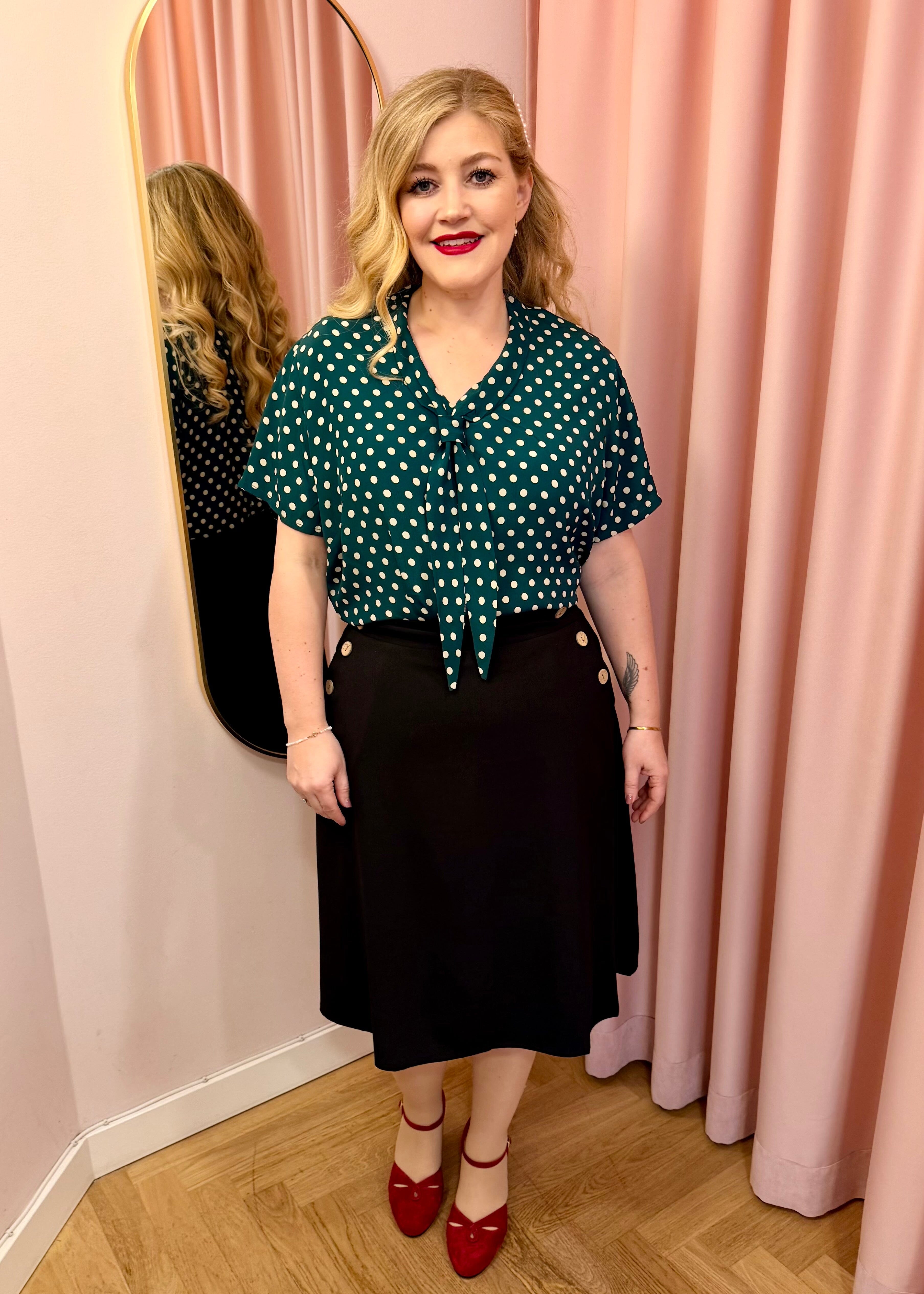 Bonnie kortærmet skjorte - grøn med prikker kortærmet skjorte Seamstress Of Bloomsbury 