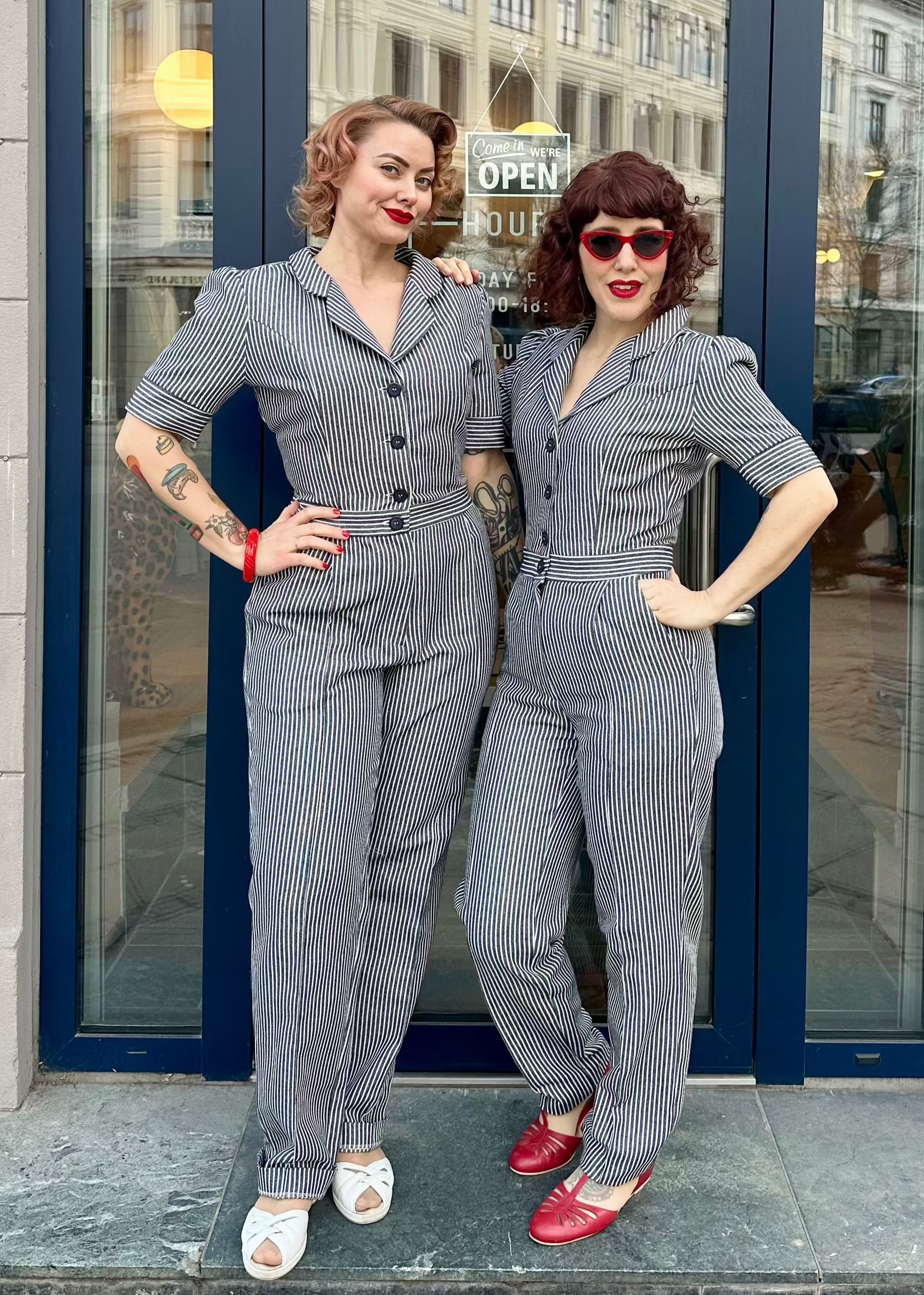 Buksedragt i navy med striber buksedragt Very Cherry 