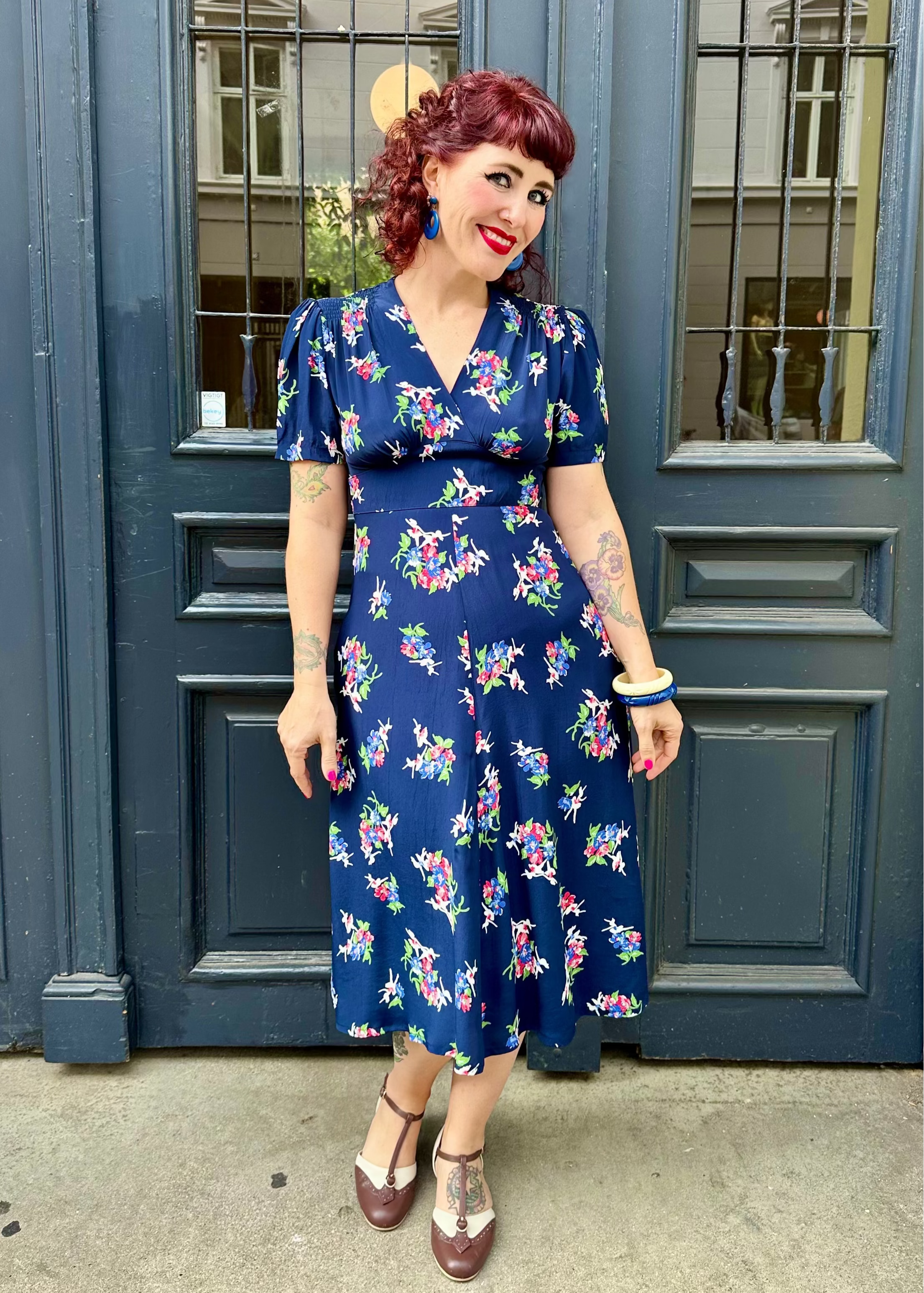 Dolores A-line kjole i navy 'floral dancer' mønster aline kjole Seamstress Of Bloomsbury 