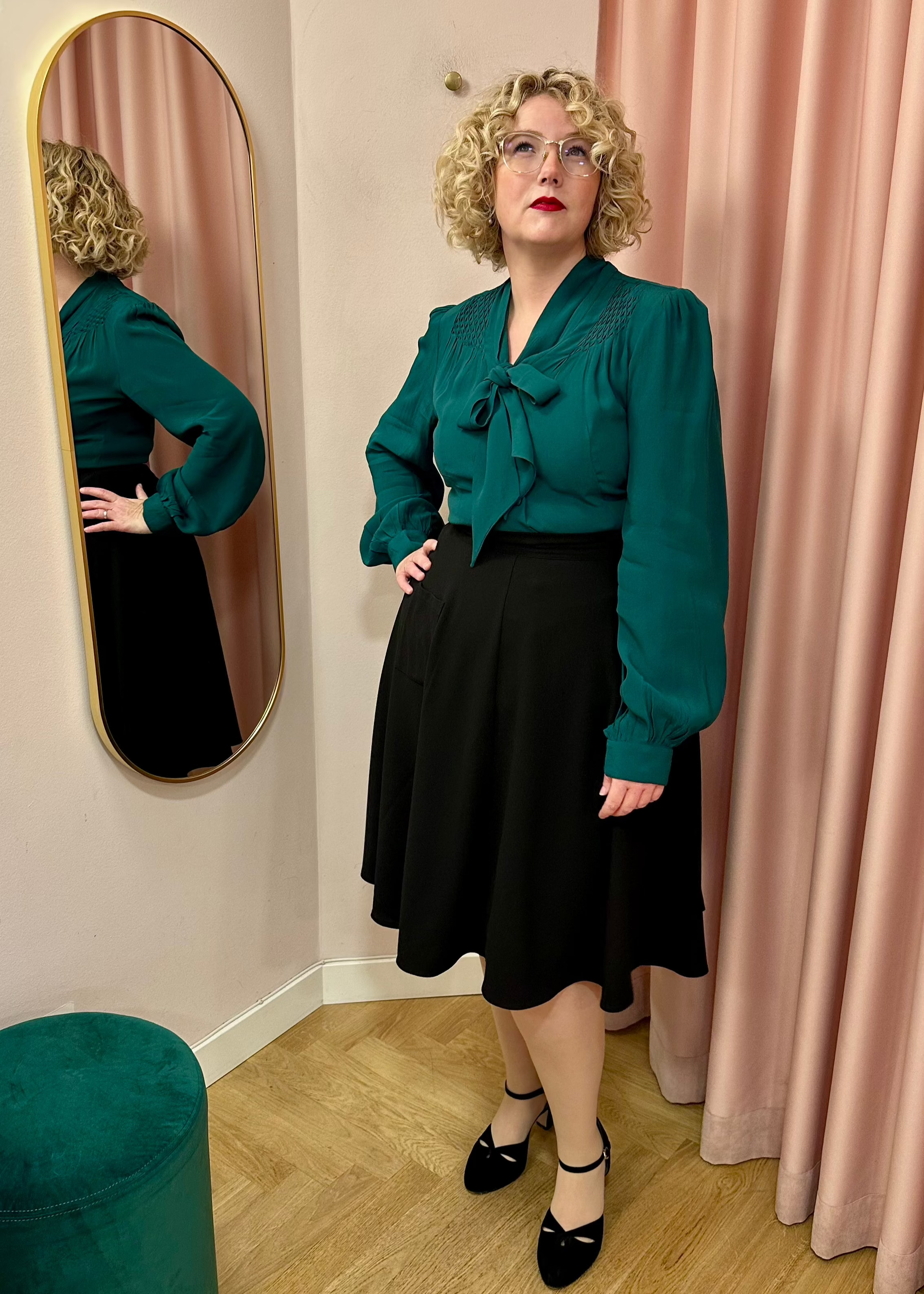 Eva - Langærmet skjorte med bindesløjfe i grøn langærmet skjorte Seamstress Of Bloomsbury 