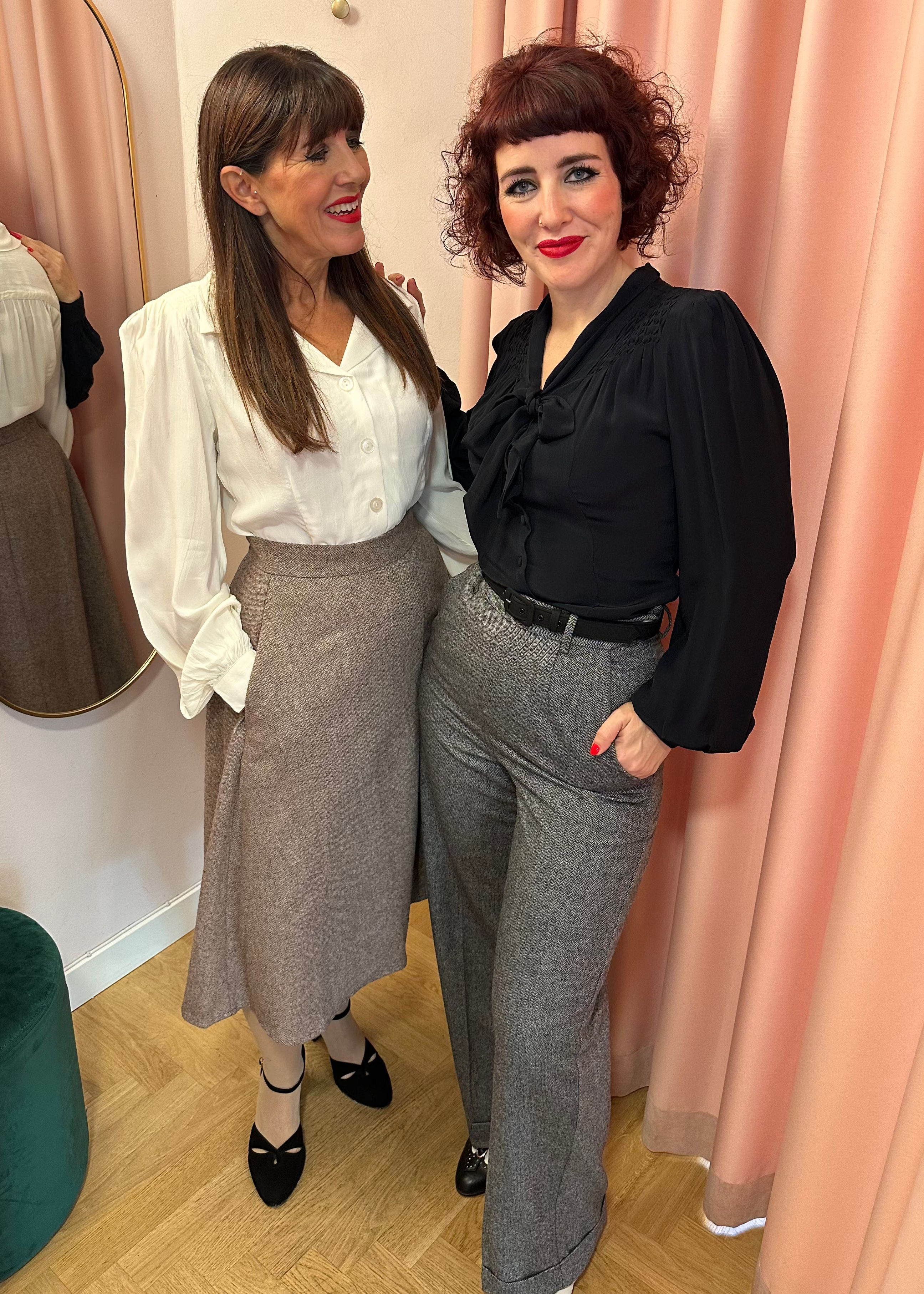 Eva - Langærmet skjorte med bindesløjfe i sort langærmet skjorte Seamstress Of Bloomsbury 