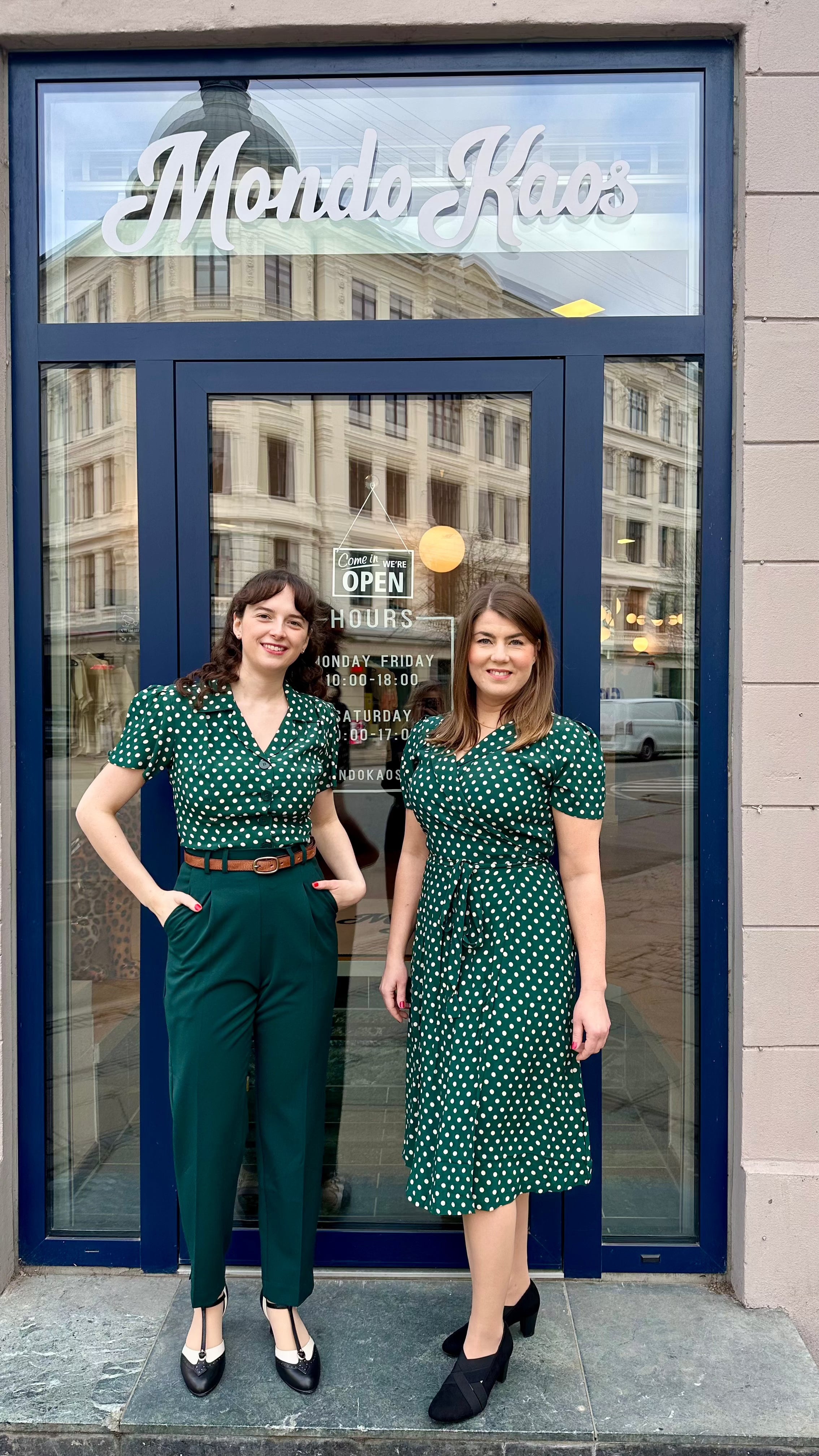 Grace kortærmet skjorte i grøn med prikker kortærmet skjorte Seamstress Of Bloomsbury 