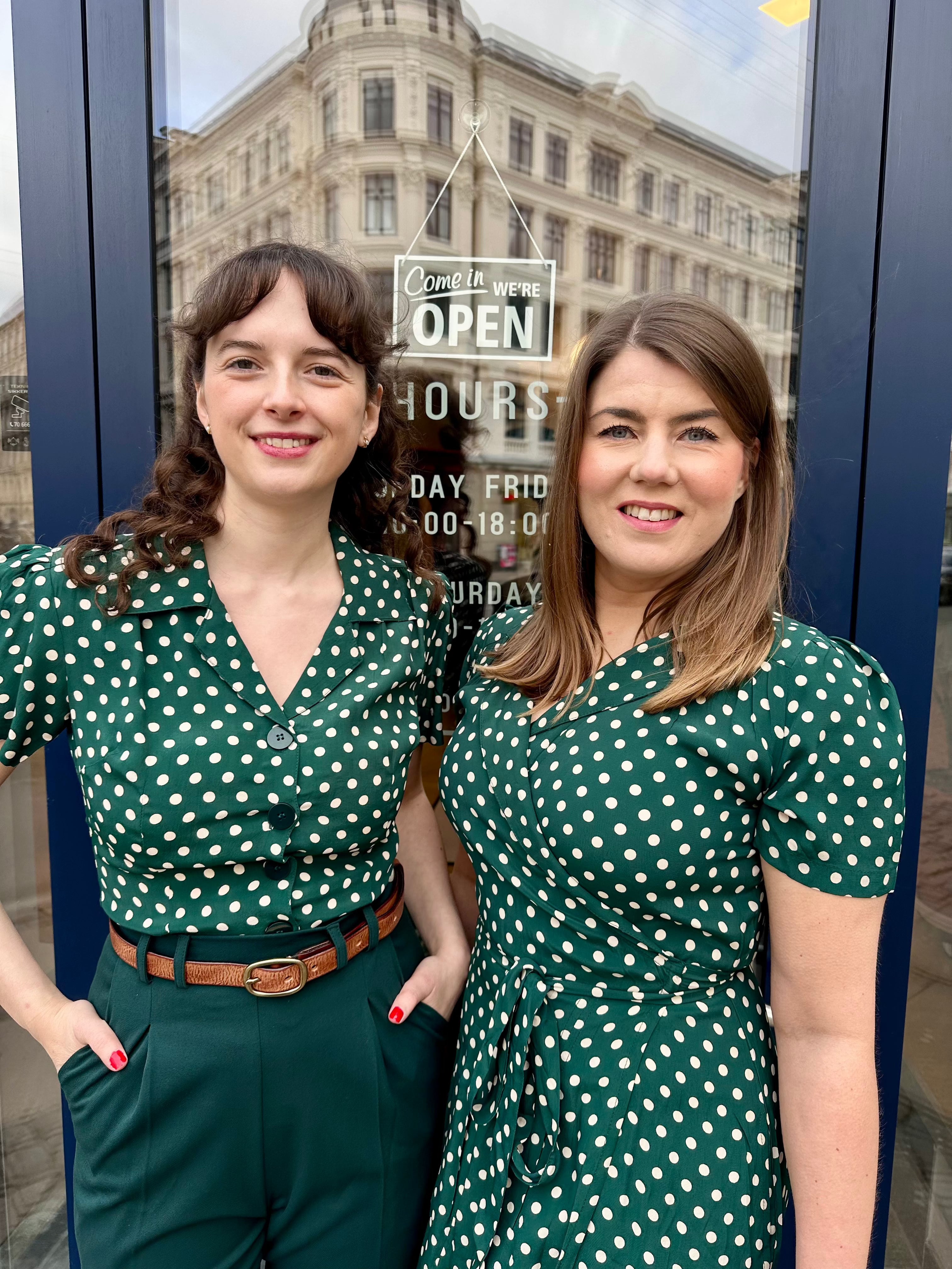 Grace kortærmet skjorte i grøn med prikker kortærmet skjorte Seamstress Of Bloomsbury 