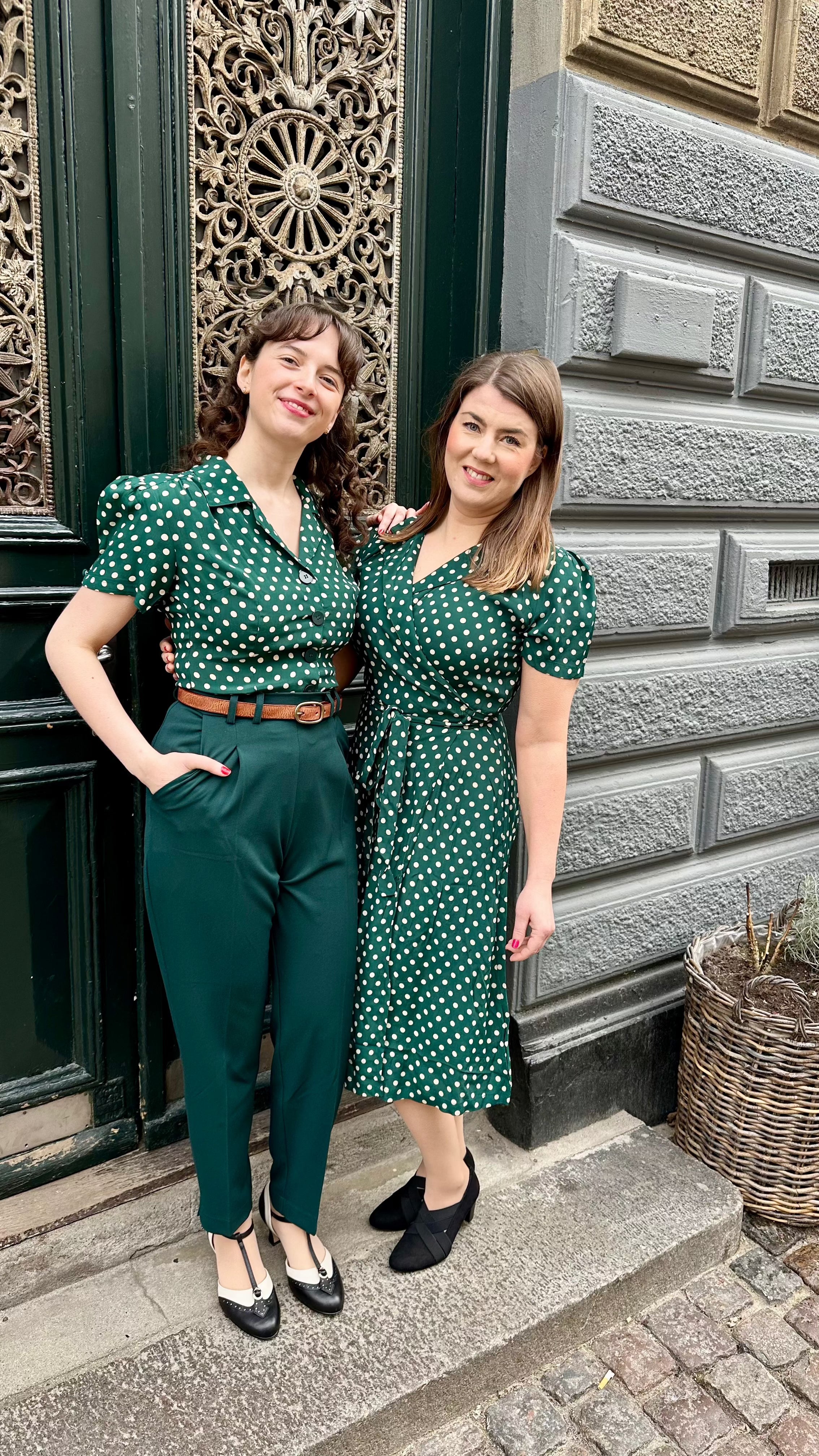 Grace kortærmet skjorte i grøn med prikker kortærmet skjorte Seamstress Of Bloomsbury 