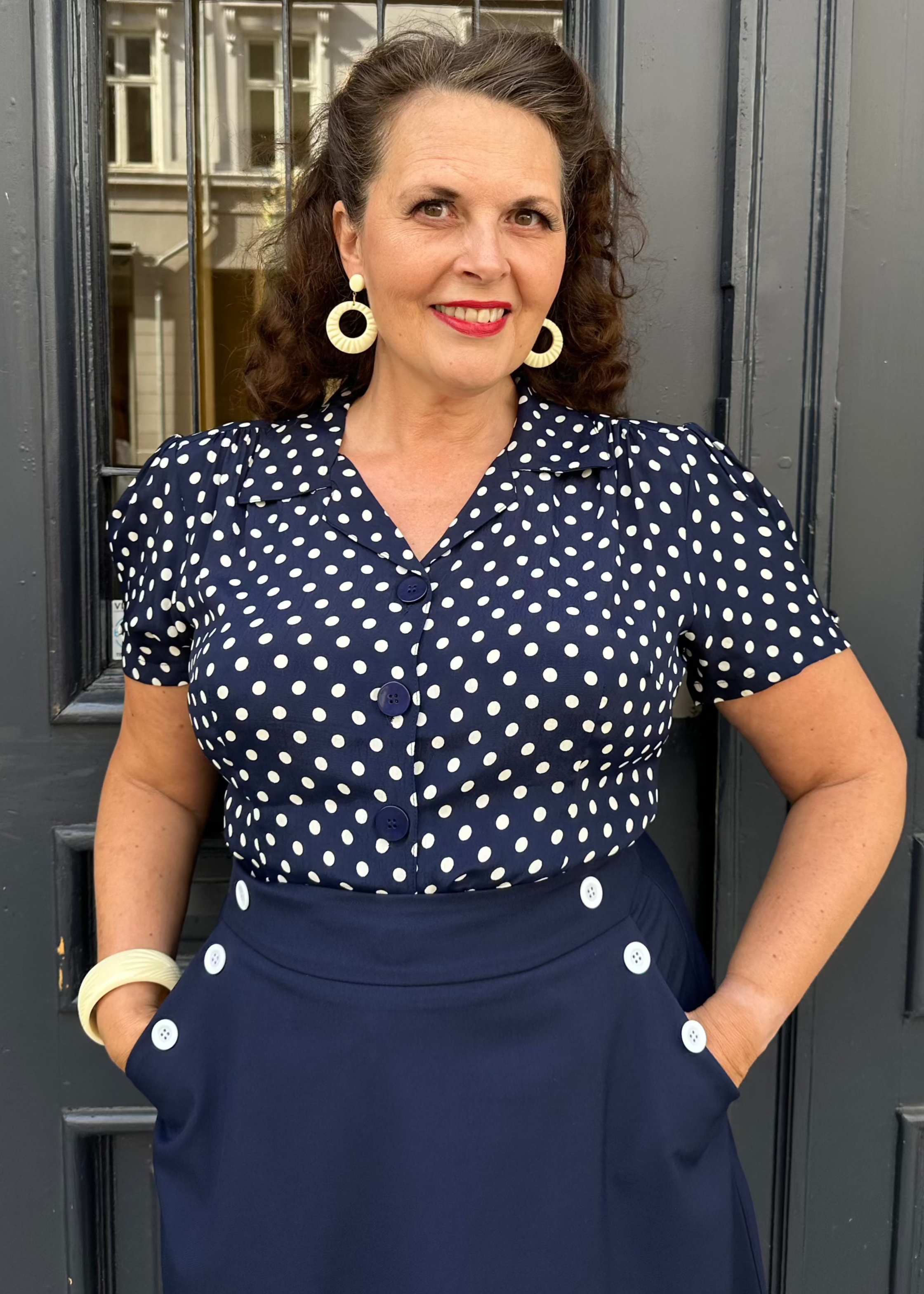 Grace kortærmet skjorte i navy med prikker kortærmet skjorte Seamstress Of Bloomsbury 