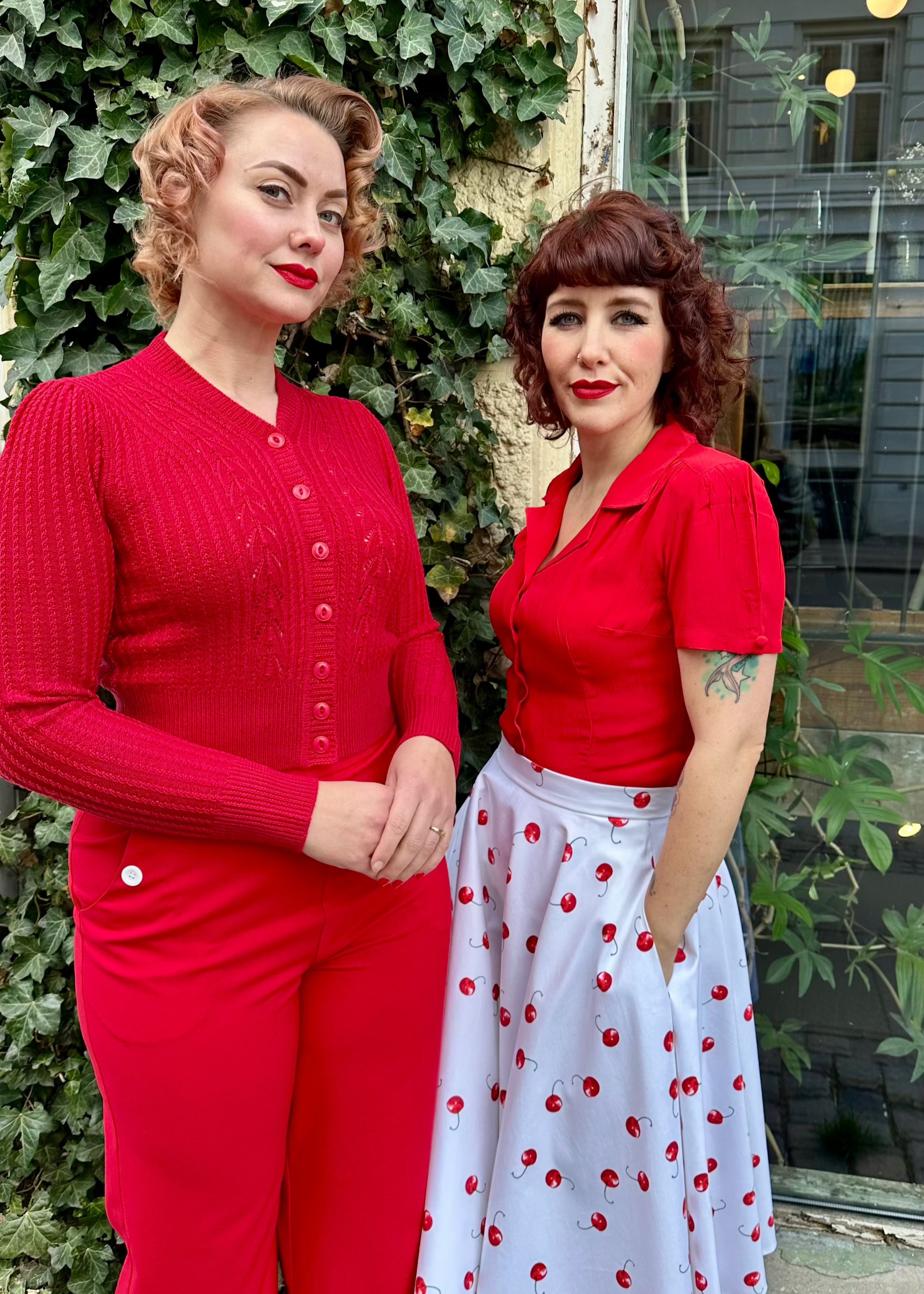 Grace kortærmet skjorte i rød kortærmet skjorte Seamstress Of Bloomsbury 