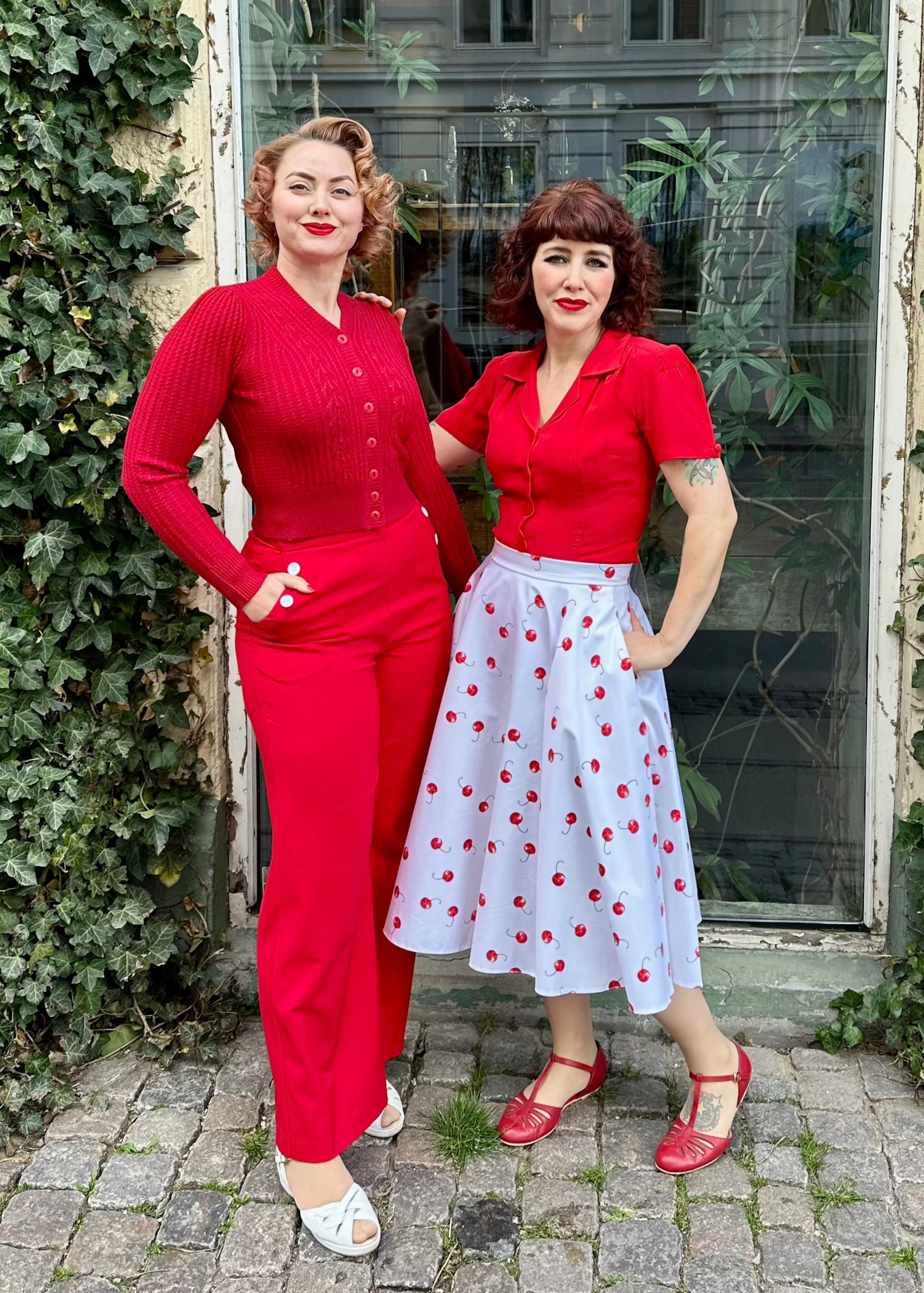 Grace kortærmet skjorte i rød kortærmet skjorte Seamstress Of Bloomsbury 