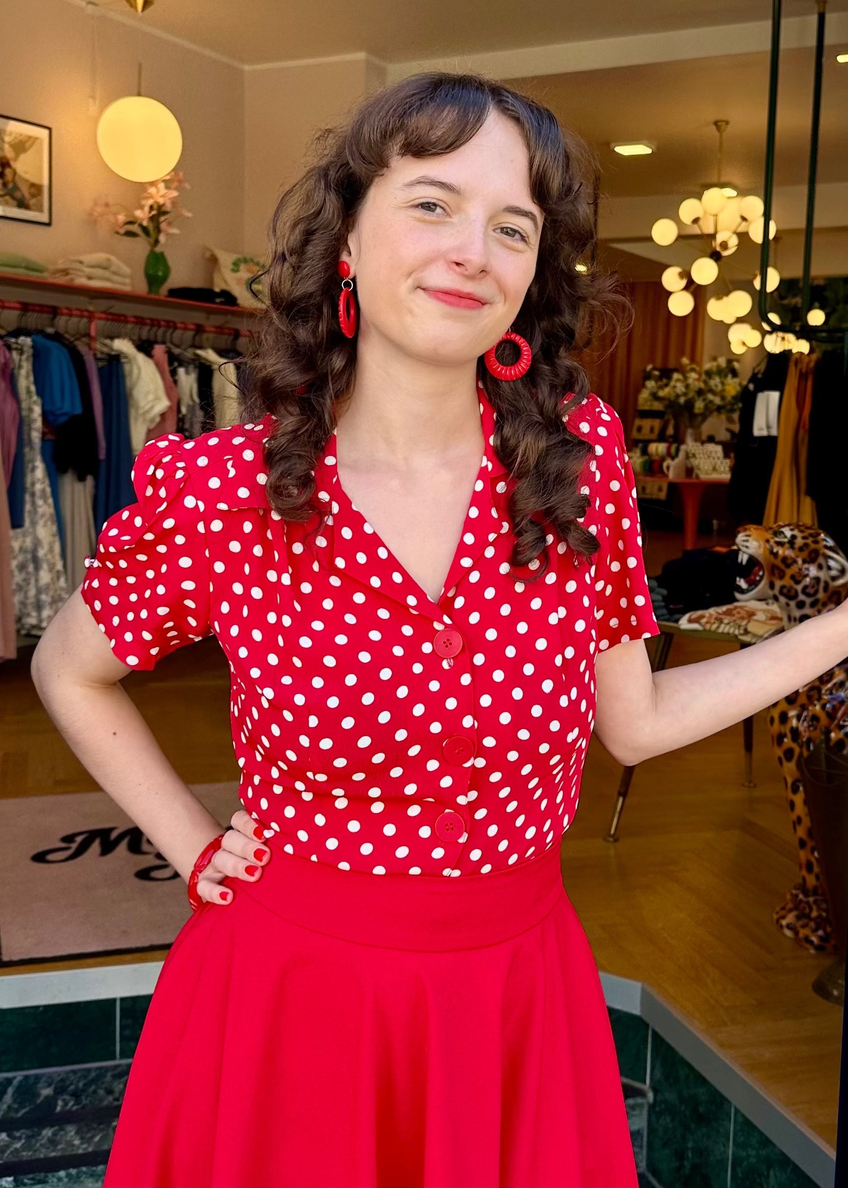 Grace kortærmet skjorte i rød med polkaprikker kortærmet skjorte Seamstress Of Bloomsbury 