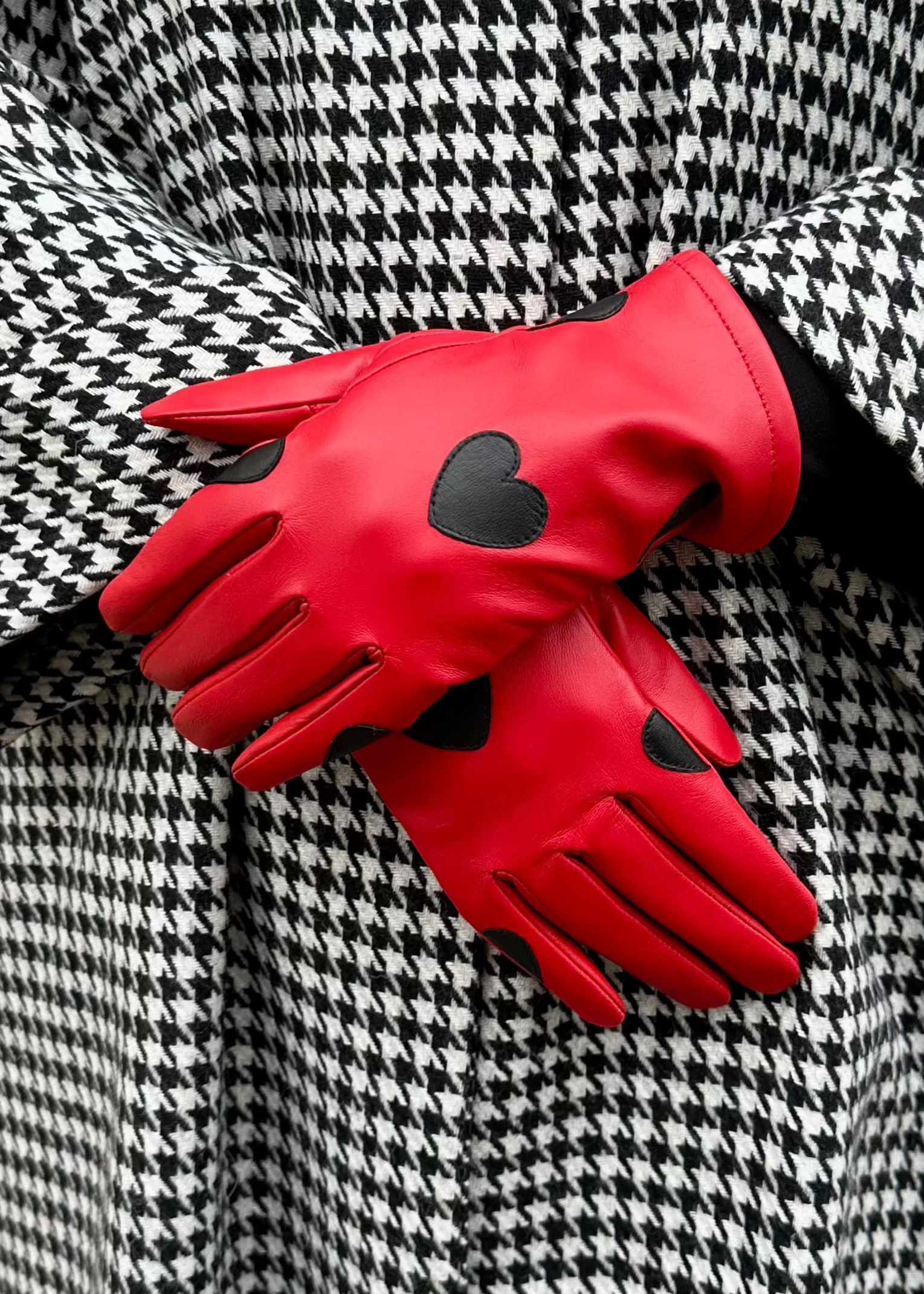 Handsker i rød læder med sorte hjerter Accessories Mabel Sheppard 