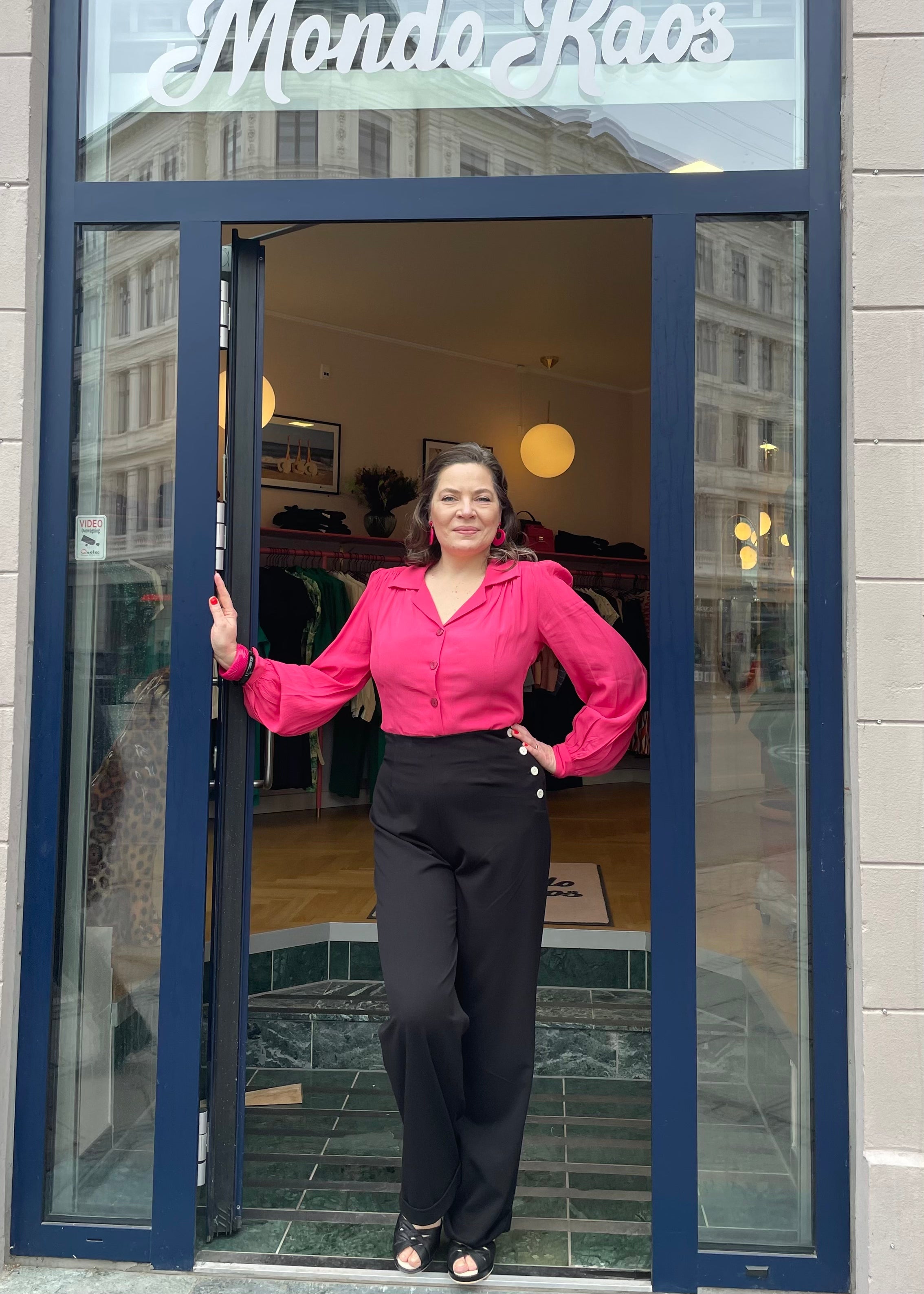 Højtaljede swing bukser med brede ben i sort toej House Of Foxy 