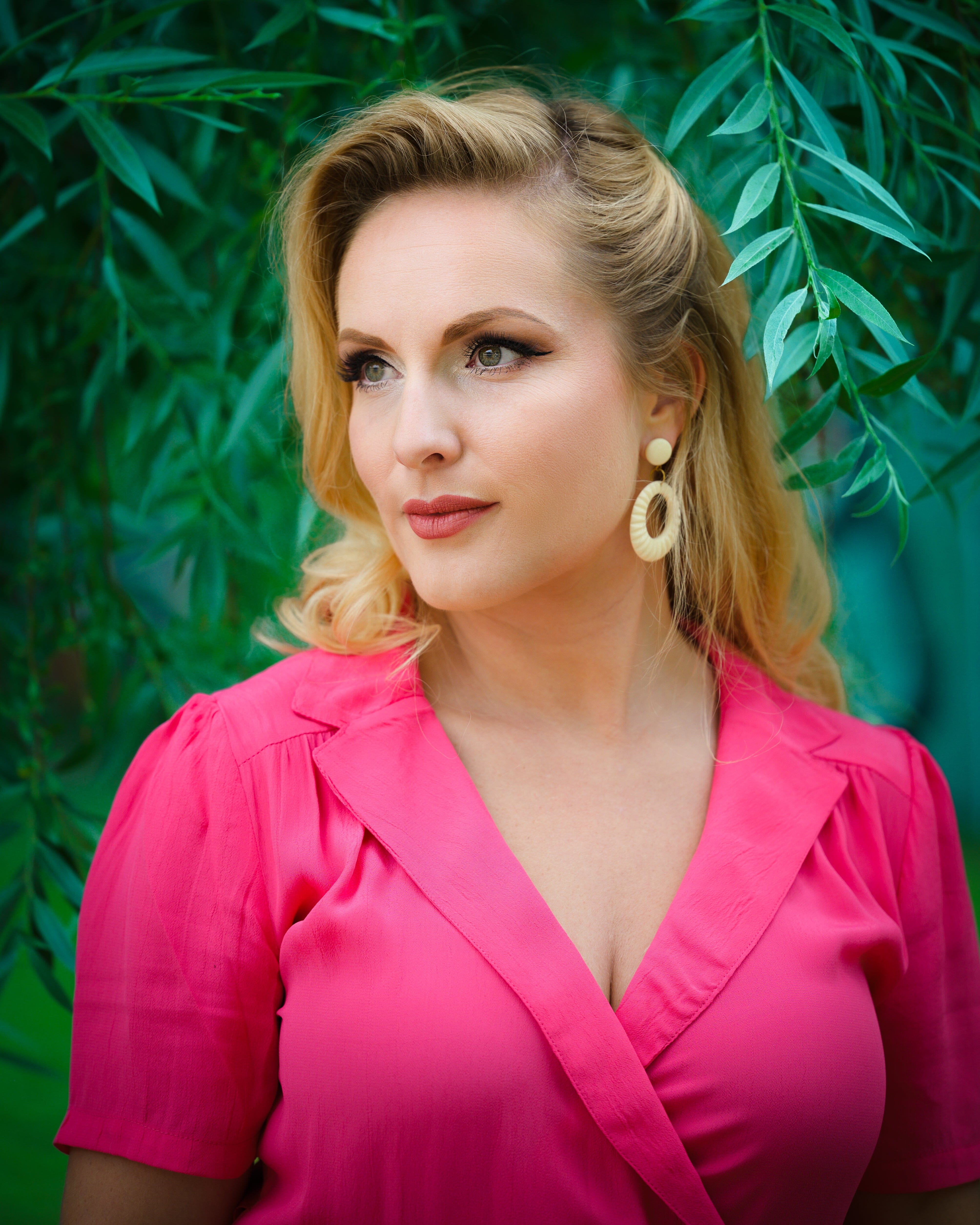 Hoop øreringe med mønster i 1950'er stil i cremehvid Accessories Rock It Rosie 