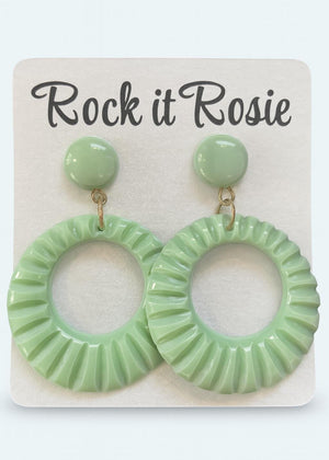 Hoop øreringe med mønster i 1950'er stil i pastel grøn Accessories Rock It Rosie 