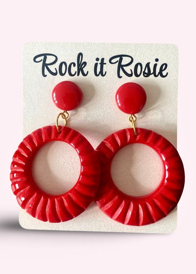 Hoop øreringe med mønster i 1950'er stil i rød Accessories Rock It Rosie 