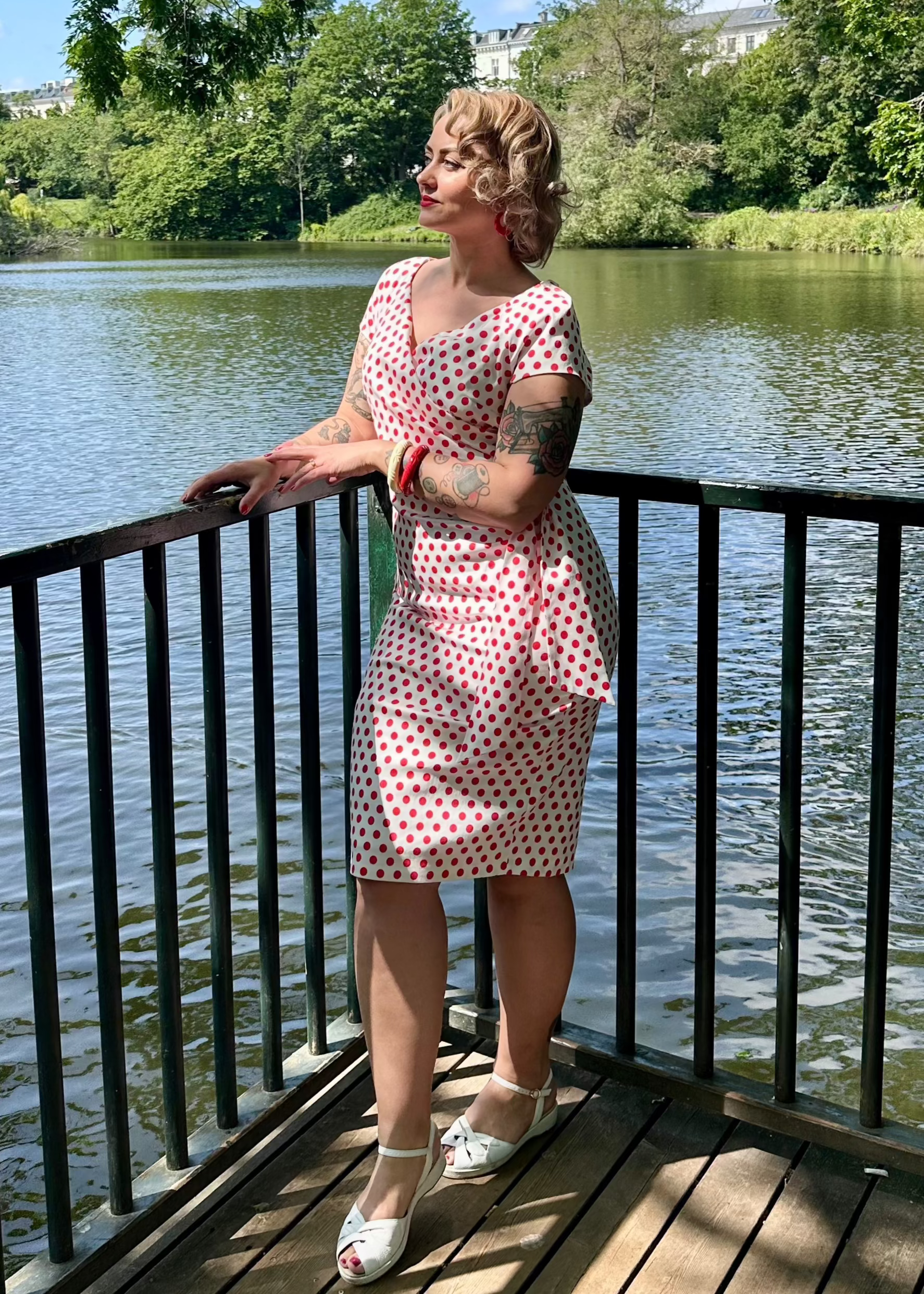 Hourglass pencilkjole i hvid med røde prikker Kjoler Pretty Dress Company 