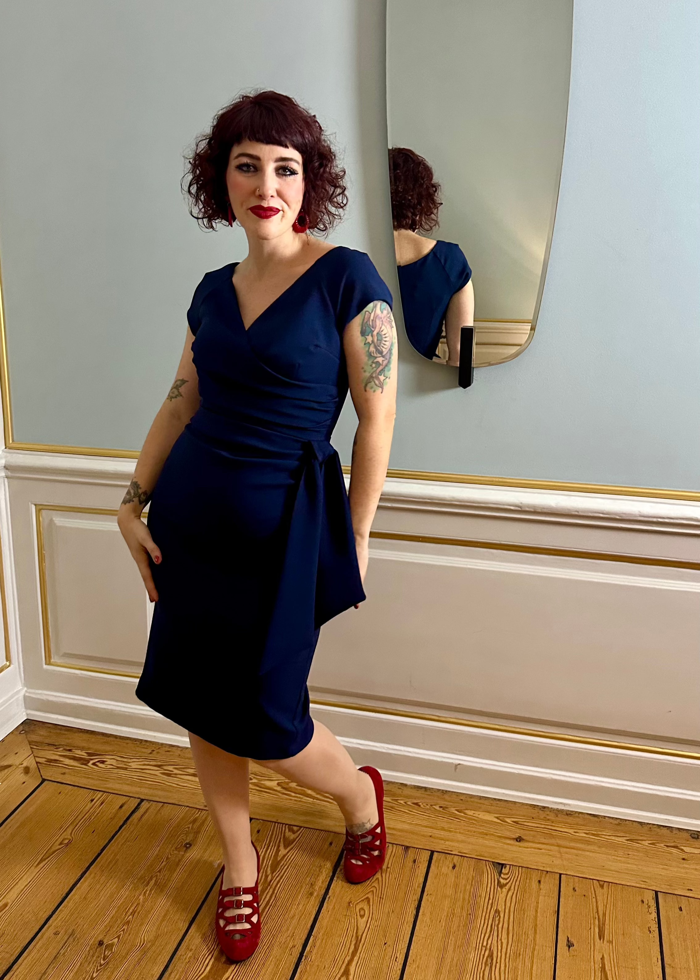 Hourglass pencilkjole i navy med faux wrap pencil kjole Pretty Dress Company 