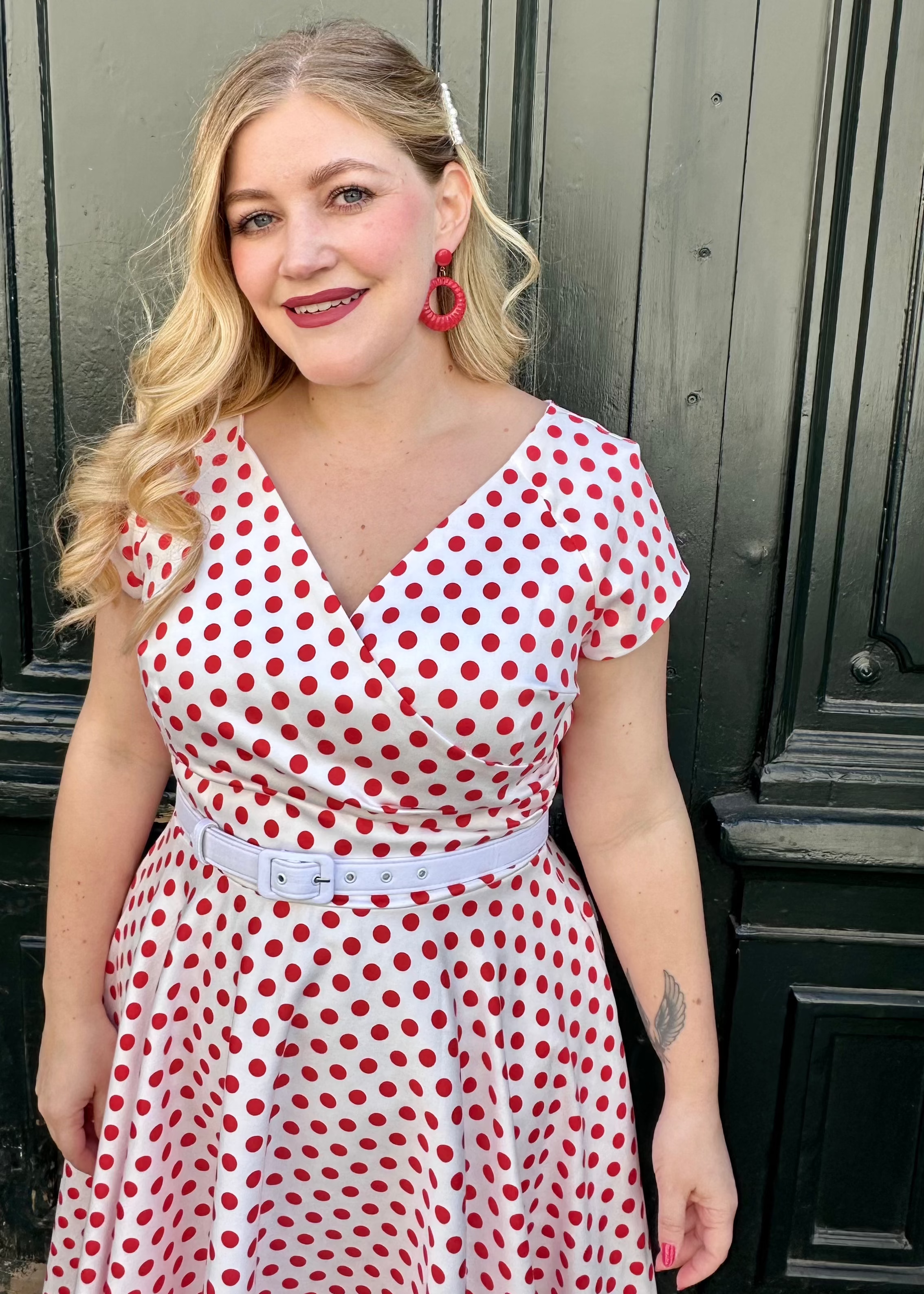 Hourglass swingkjole i hvid med røde prikker swing kjole Pretty Dress Company 