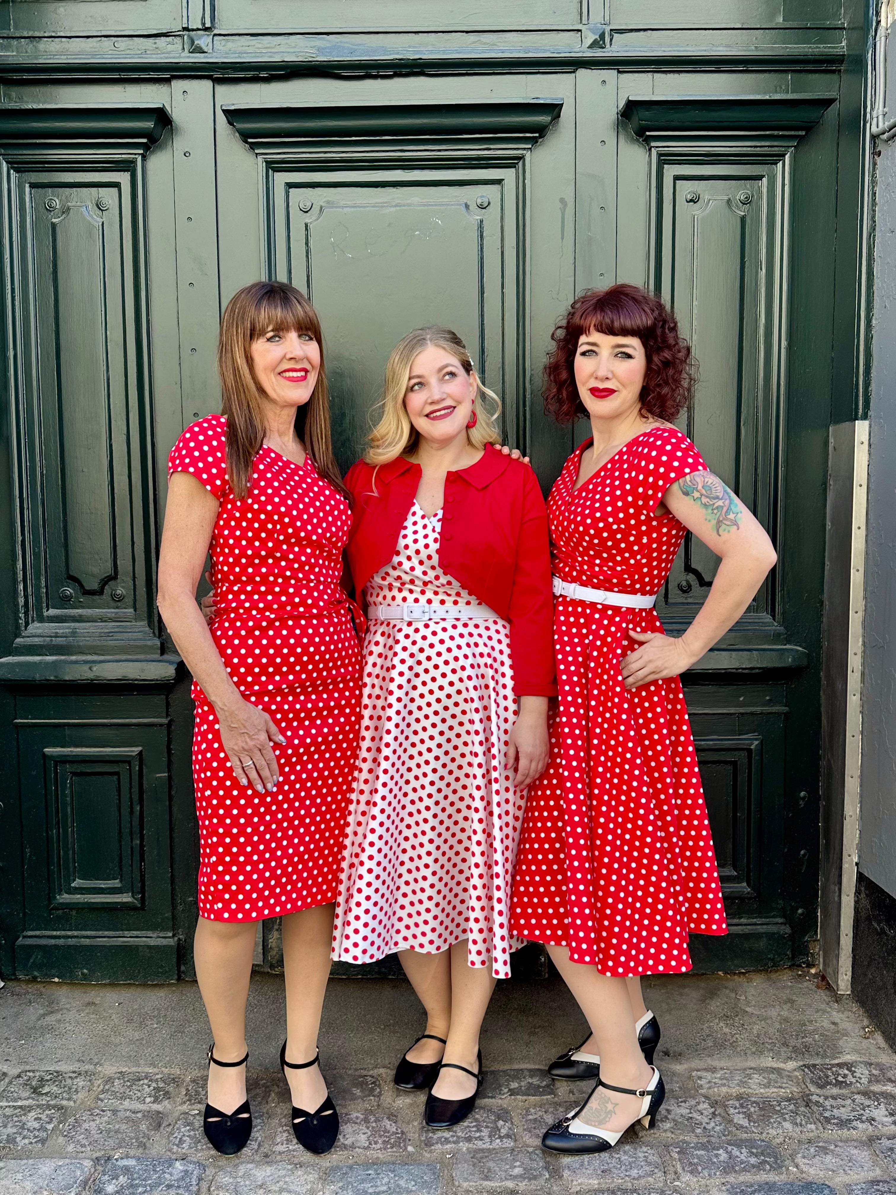 Hourglass swingkjole i hvid med røde prikker swing kjole Pretty Dress Company 