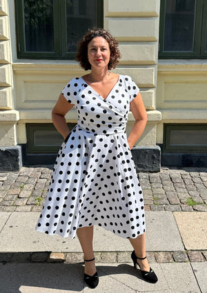 Hourglass swingkjole i hvid med sorte polkaprikker swing kjole Pretty Dress Company 