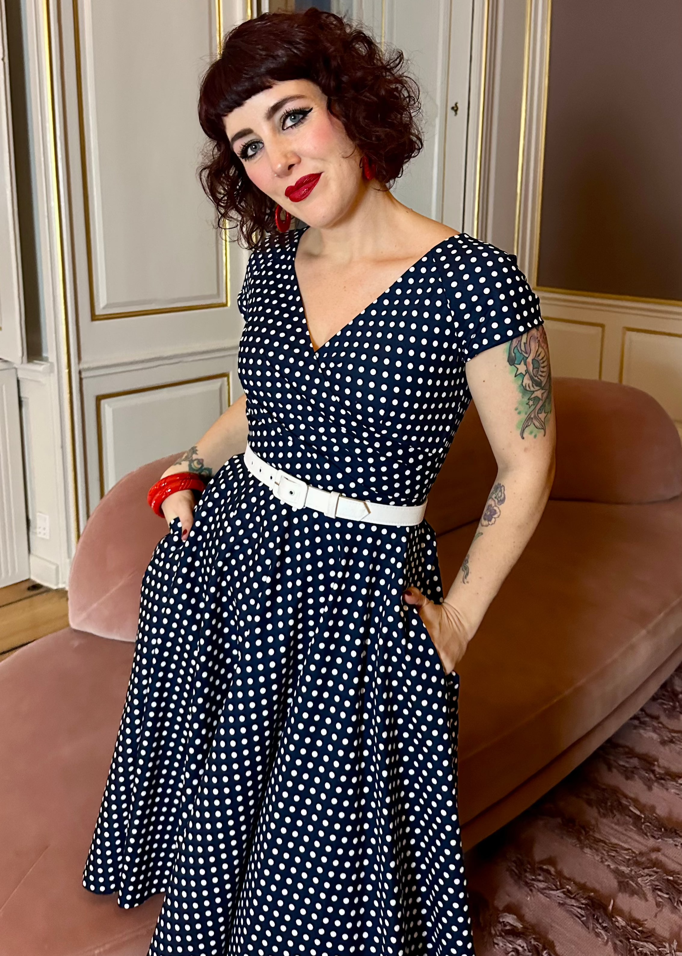 Hourglass swingkjole i navy blå med små hvide prikker swing kjole Pretty Dress Company 