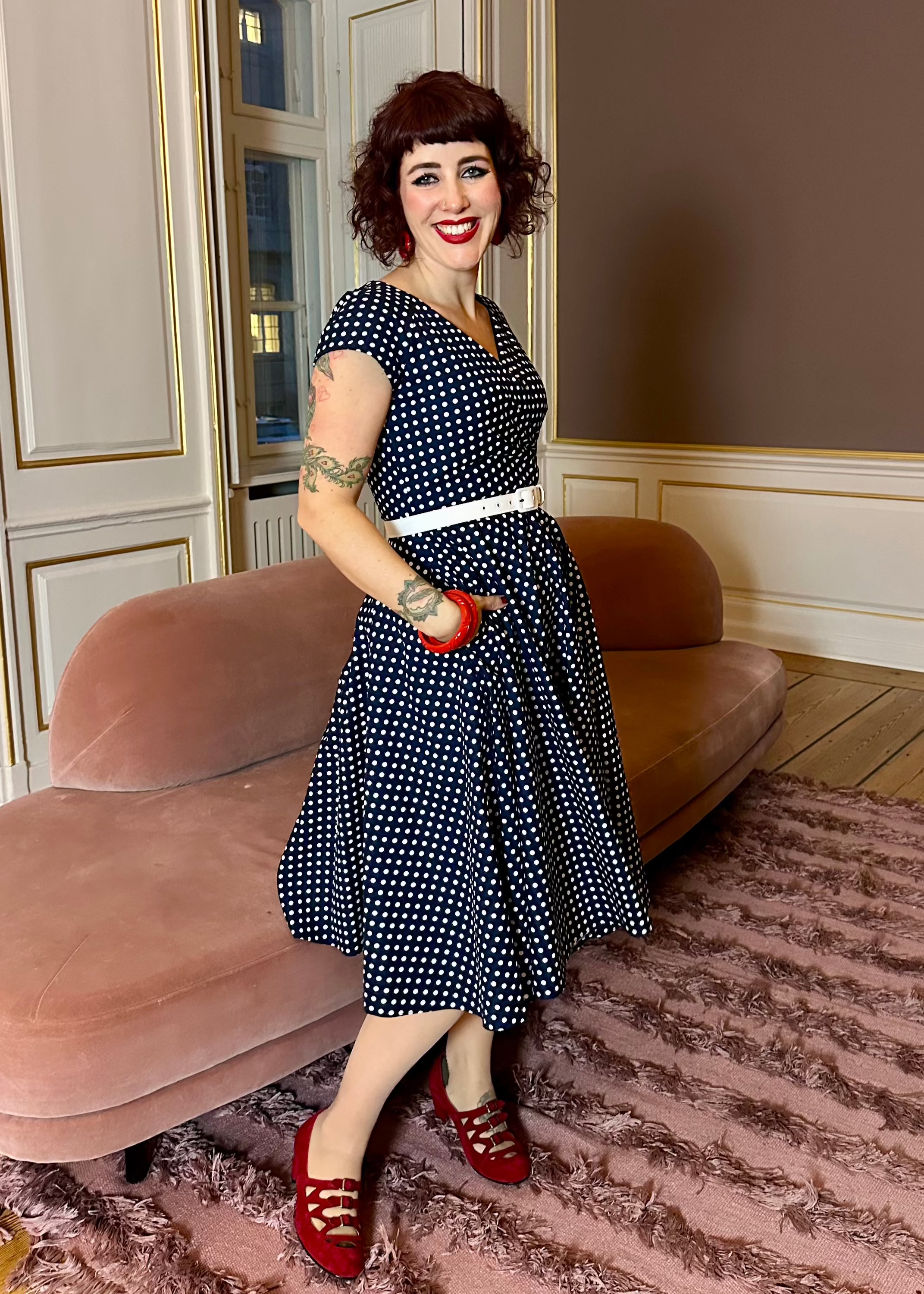 Hourglass swingkjole i navy blå med små hvide prikker swing kjole Pretty Dress Company 