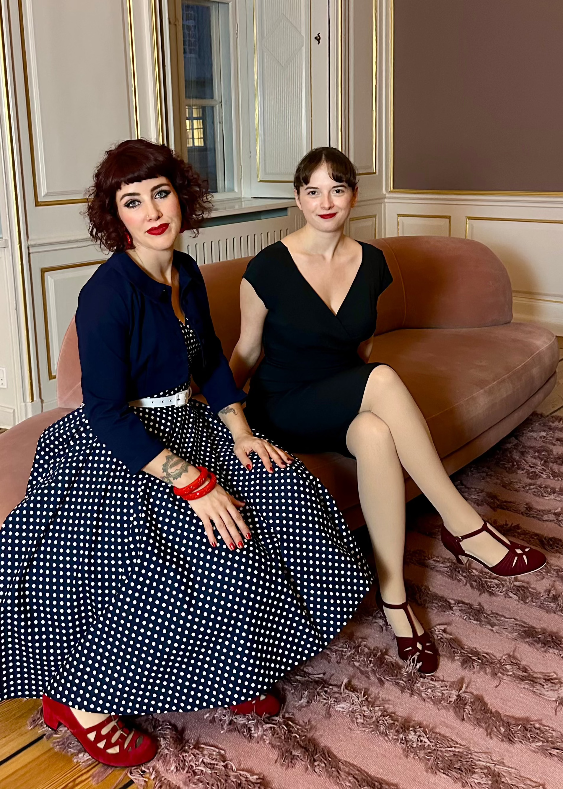 Hourglass swingkjole i navy blå med små hvide prikker swing kjole Pretty Dress Company 