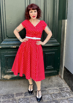 Hourglass swingkjole i rød med hvide prikker swing kjole Pretty Dress Company 