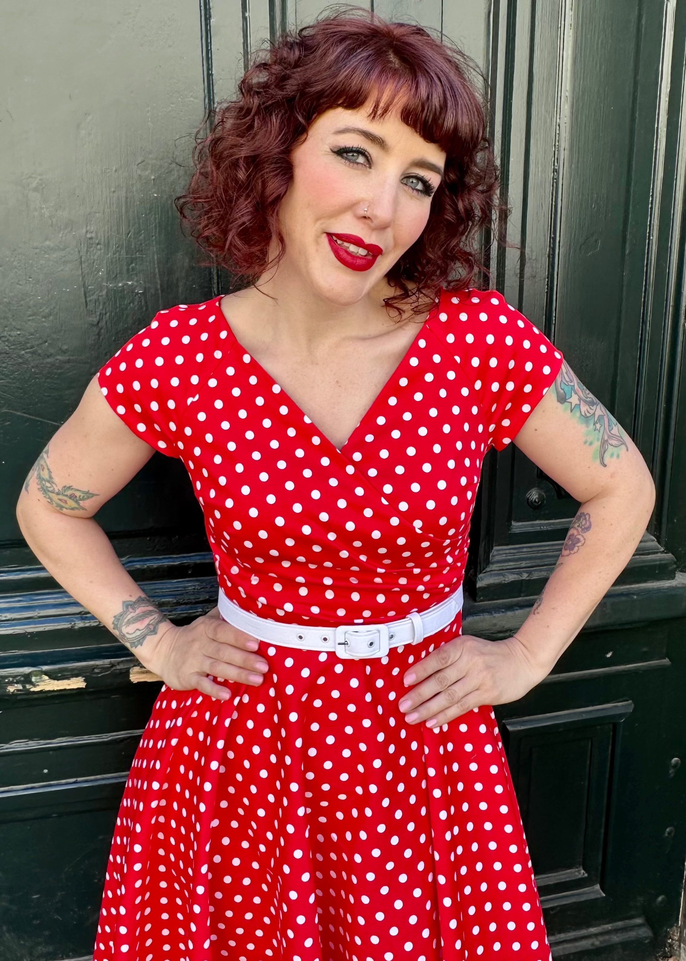 Hourglass swingkjole i rød med hvide prikker swing kjole Pretty Dress Company 
