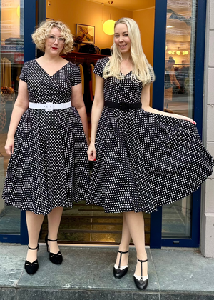 Hourglass swingkjole i sort med små hvide prikker swing kjole Pretty Dress Company 