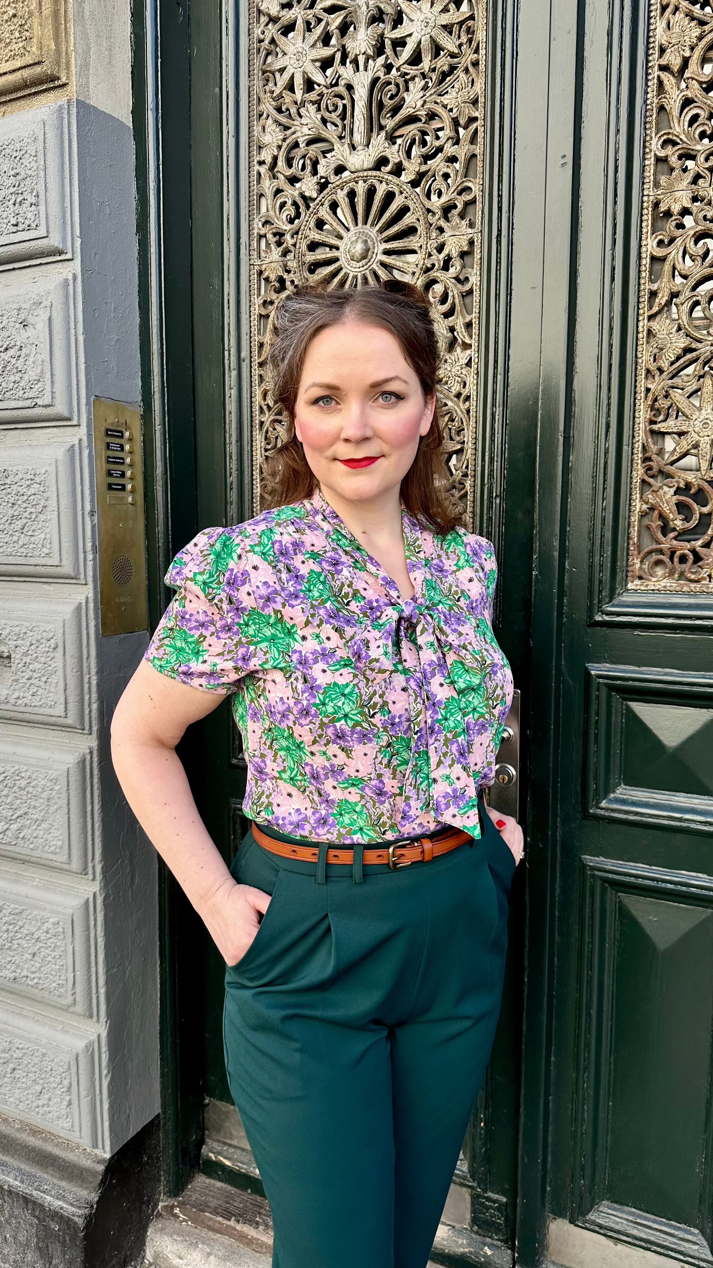 Ingrid bindesløjfe bluse i 'spring garden' print bluse Weekend Doll 