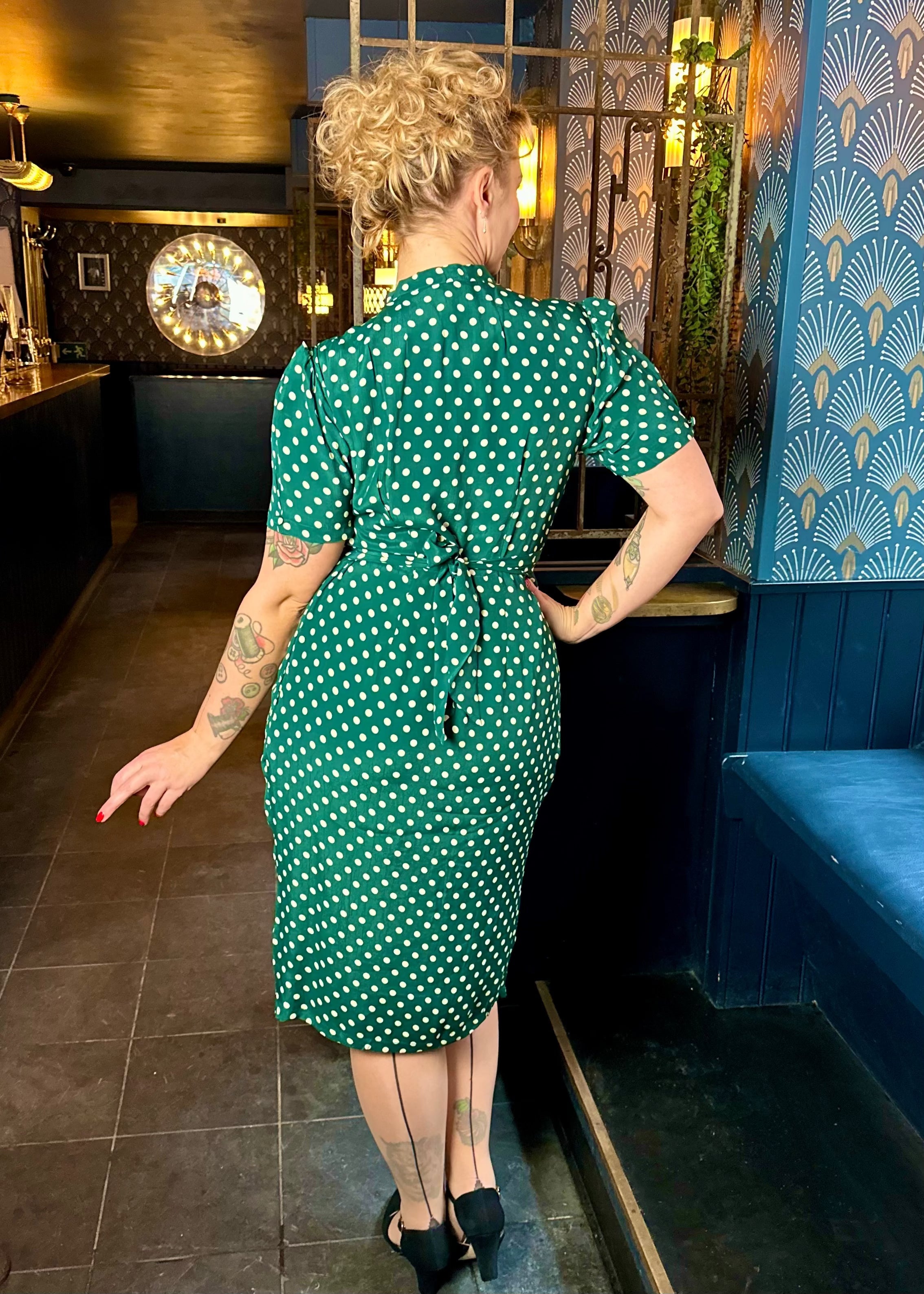Mabel 1940'er kjole i grøn med prikker pencil kjole Seamstress Of Bloomsbury 