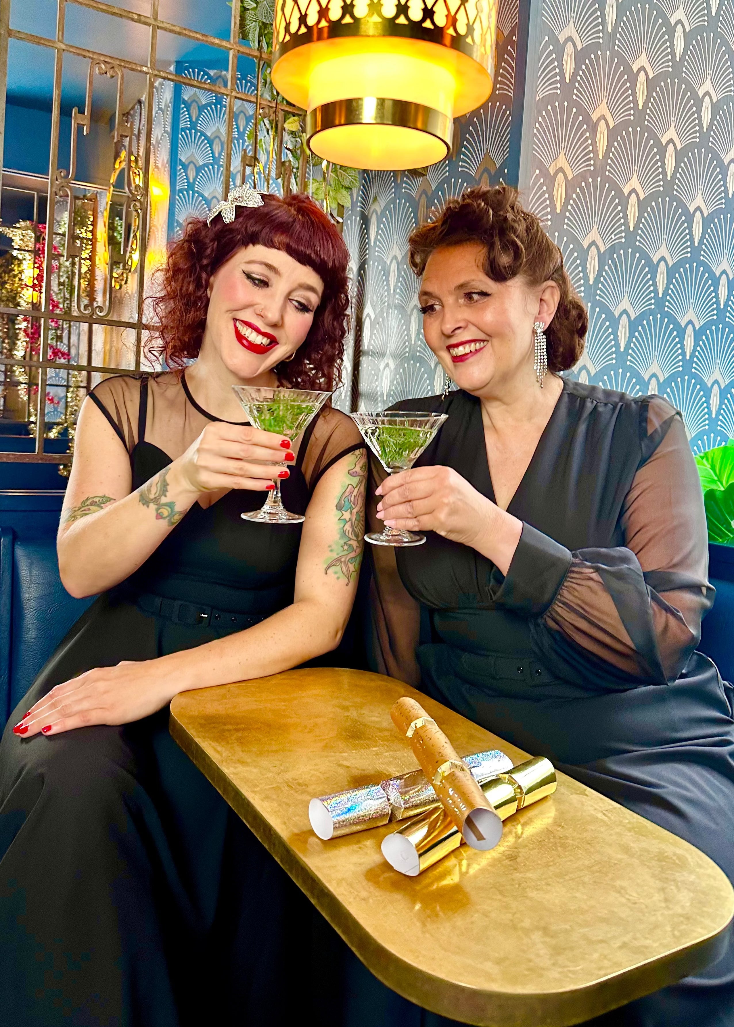 Marilyn A-line kjole i sort med chiffon ærmer Kjoler Daisy Dapper 