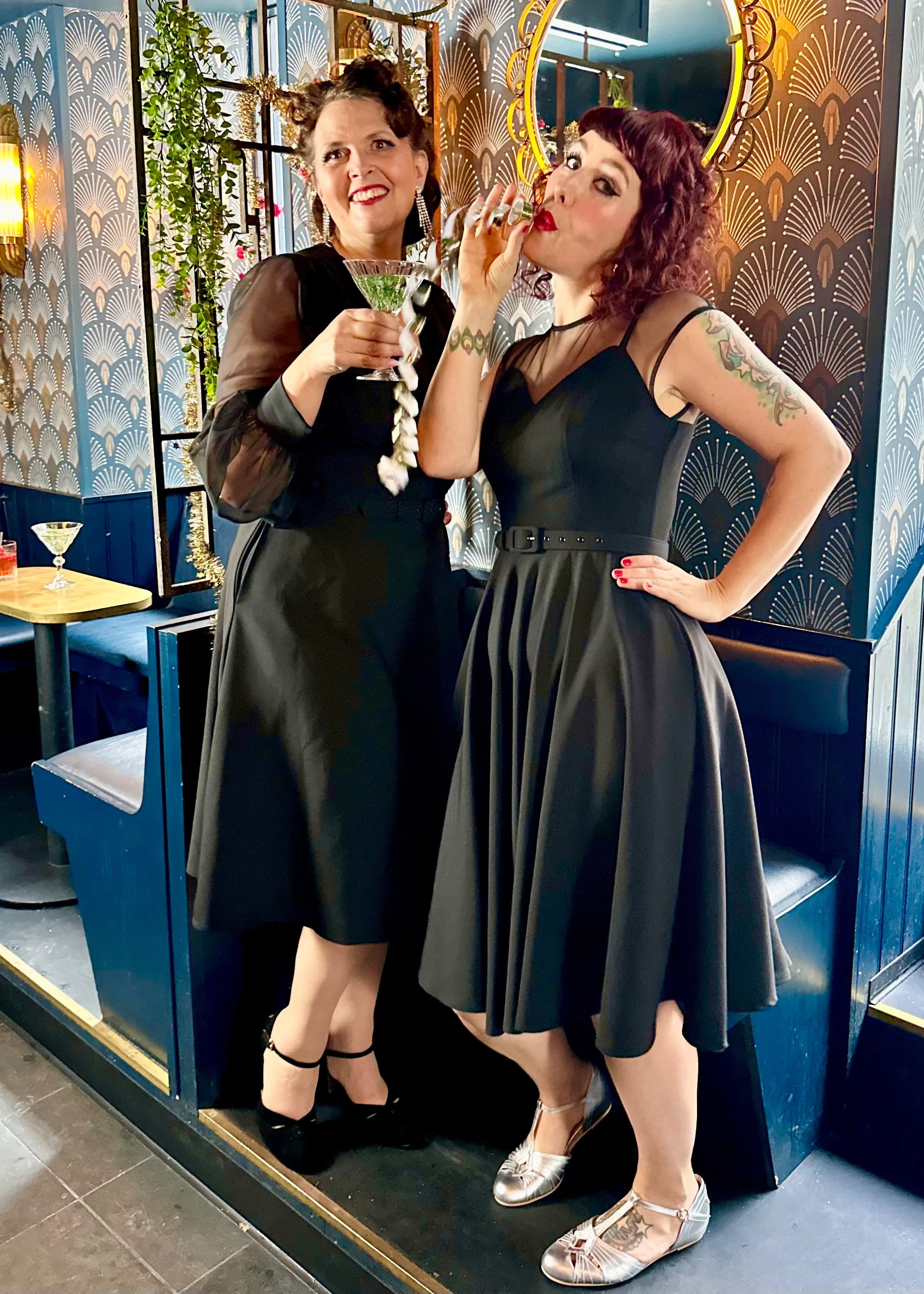 Marilyn A-line kjole i sort med chiffon ærmer Kjoler Daisy Dapper 