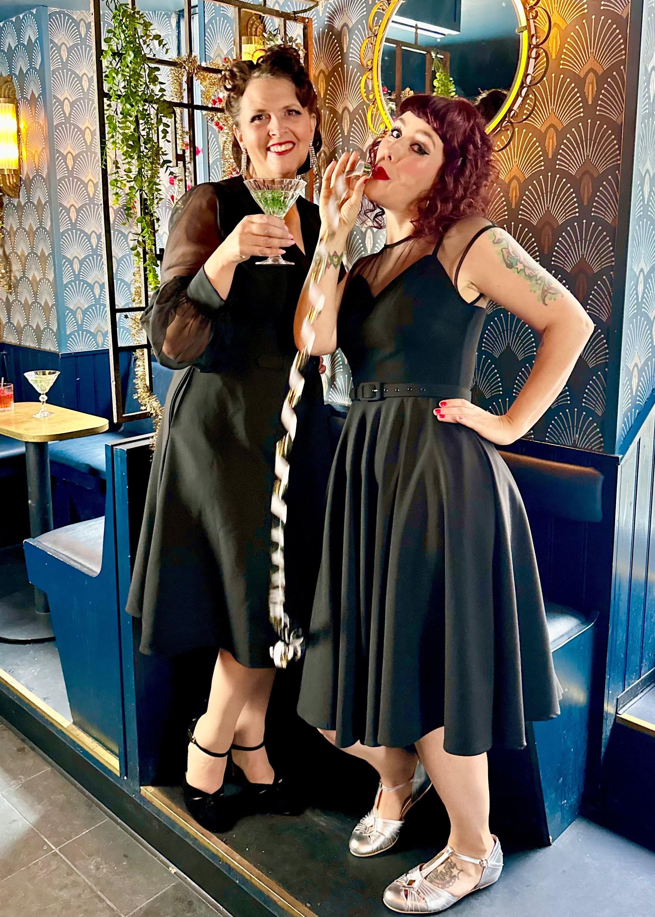 Marilyn A-line kjole i sort med chiffon ærmer Kjoler Daisy Dapper 