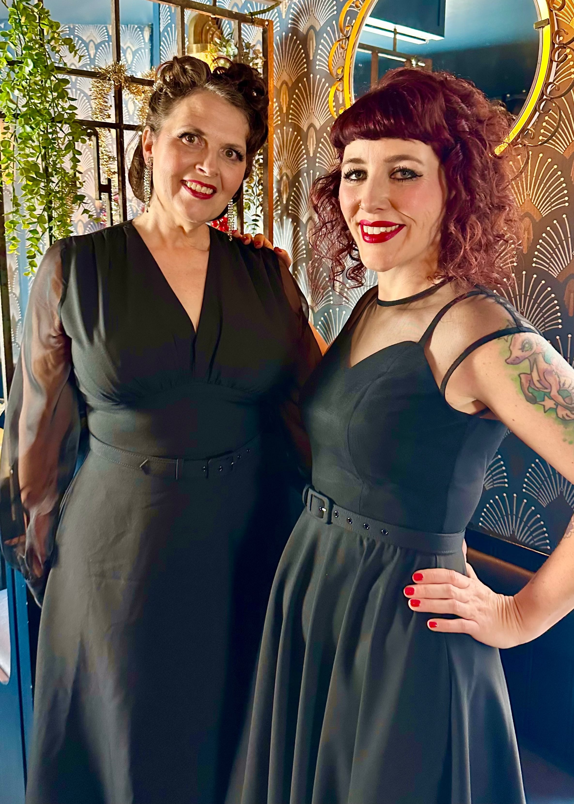 Marilyn A-line kjole i sort med chiffon ærmer Kjoler Daisy Dapper 