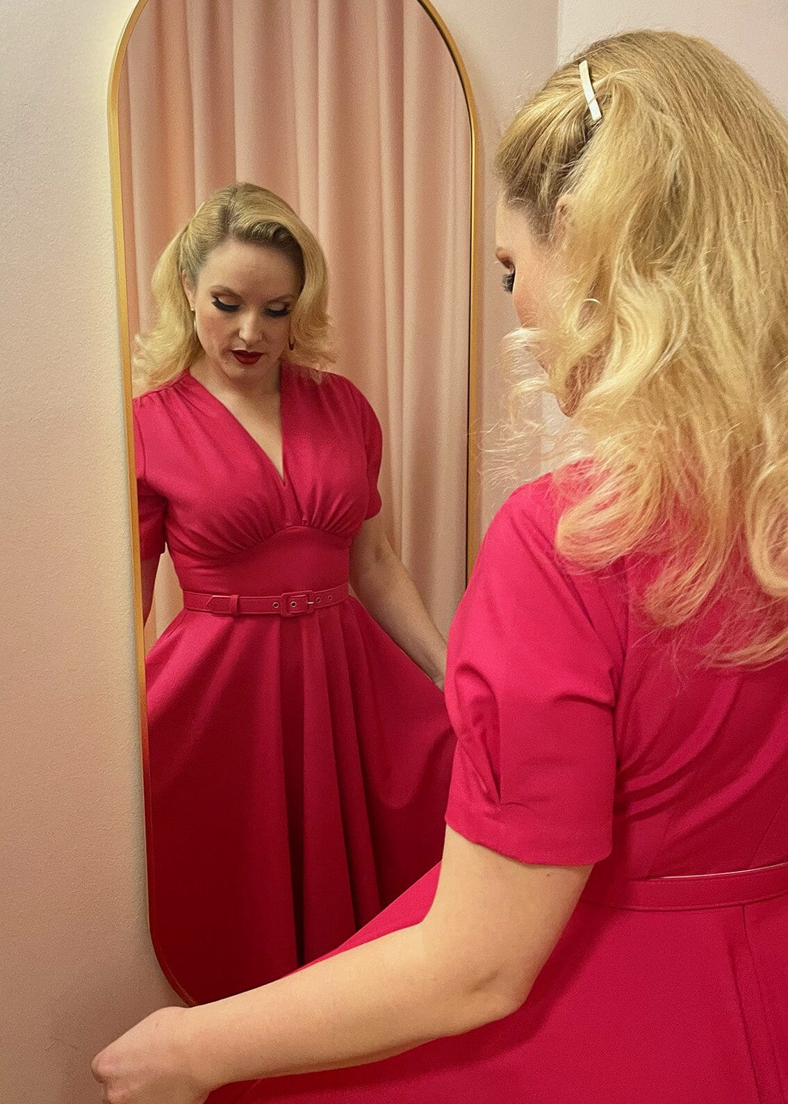 Marilyn swing kjole med korte ærmer i Pink Daisy Dapper 