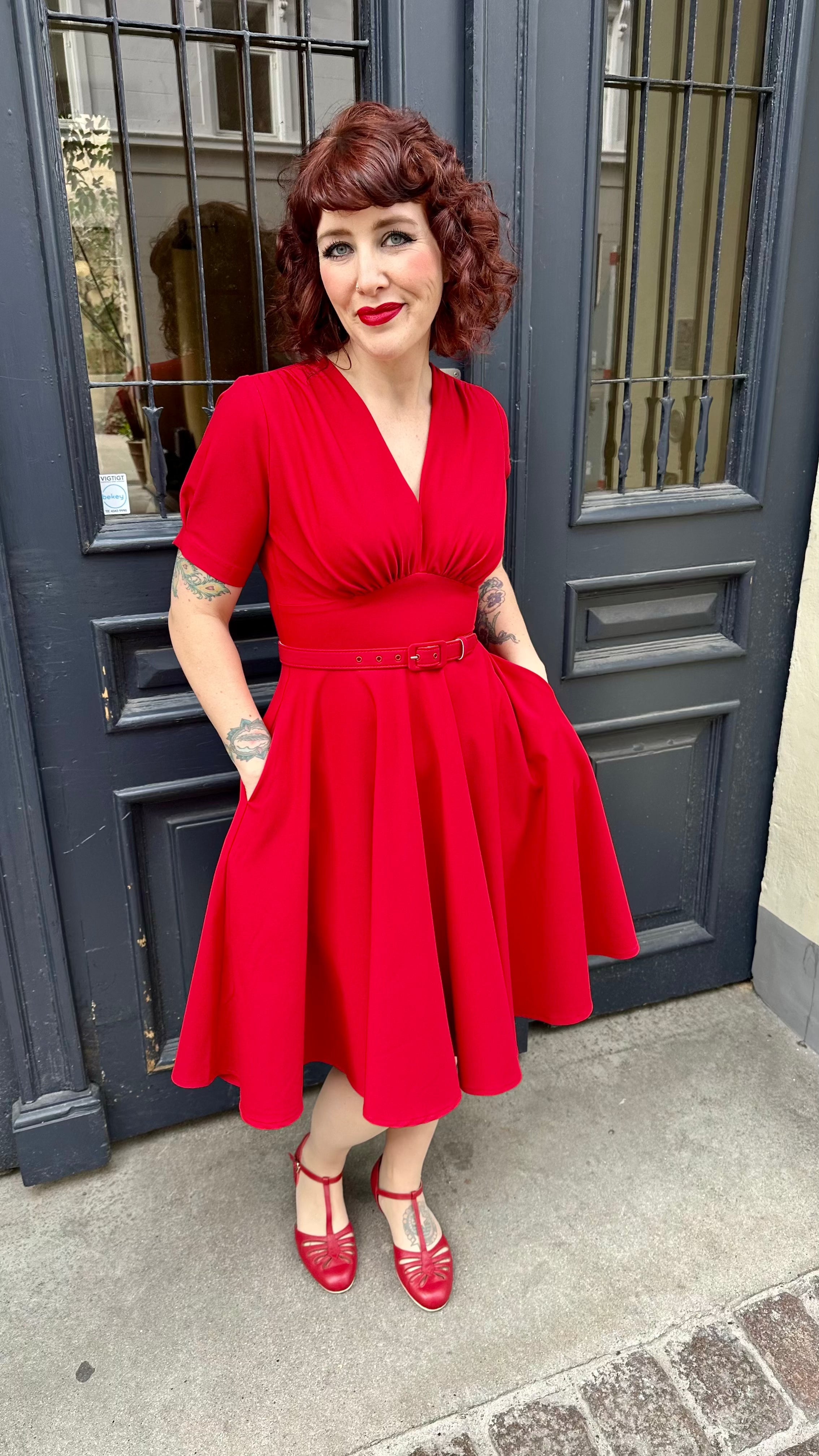 Marilyn swingkjole med korte ærmer i klassisk rød swing kjole Daisy Dapper 