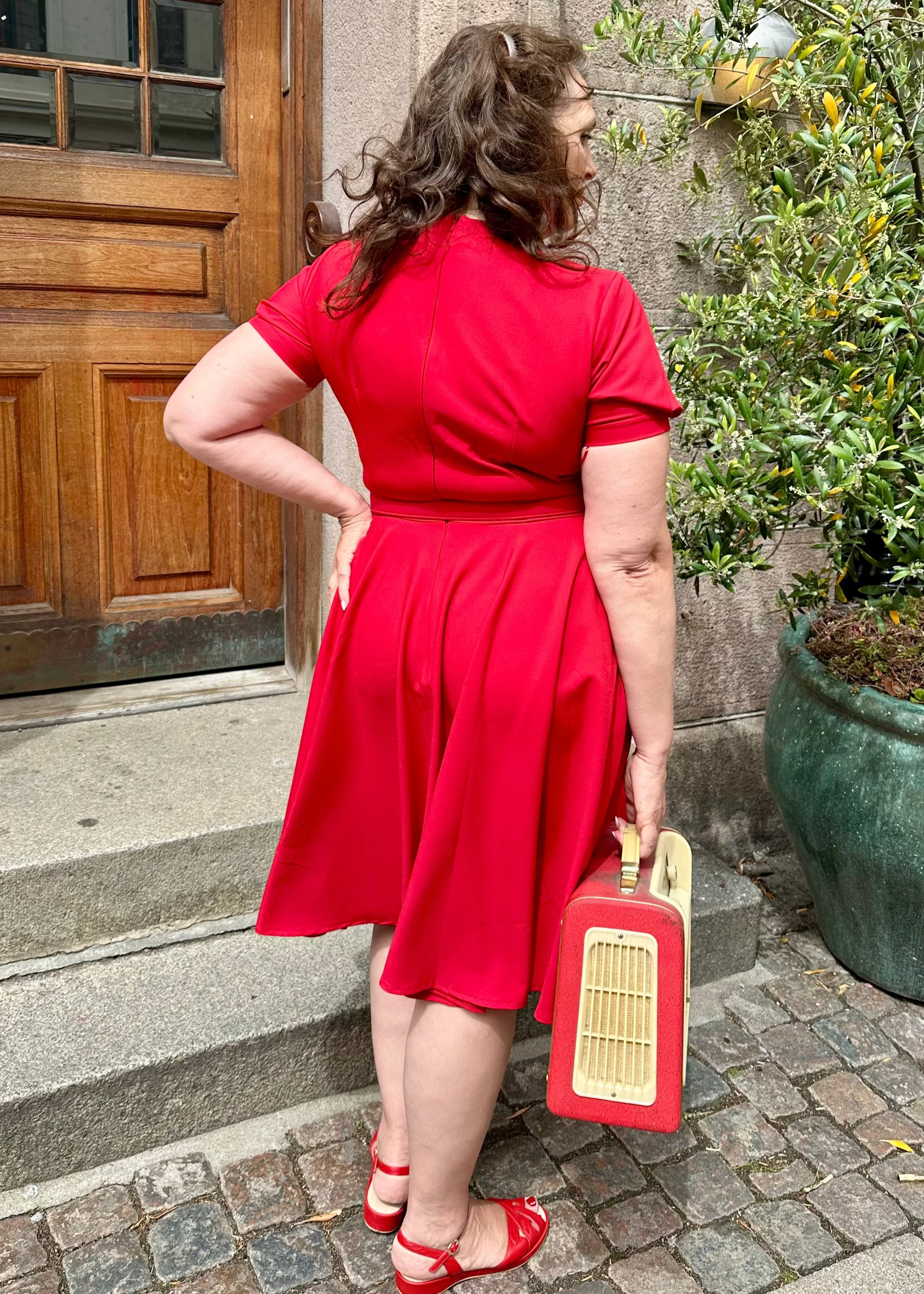 Marilyn swingkjole med korte ærmer i klassisk rød swing kjole Daisy Dapper 